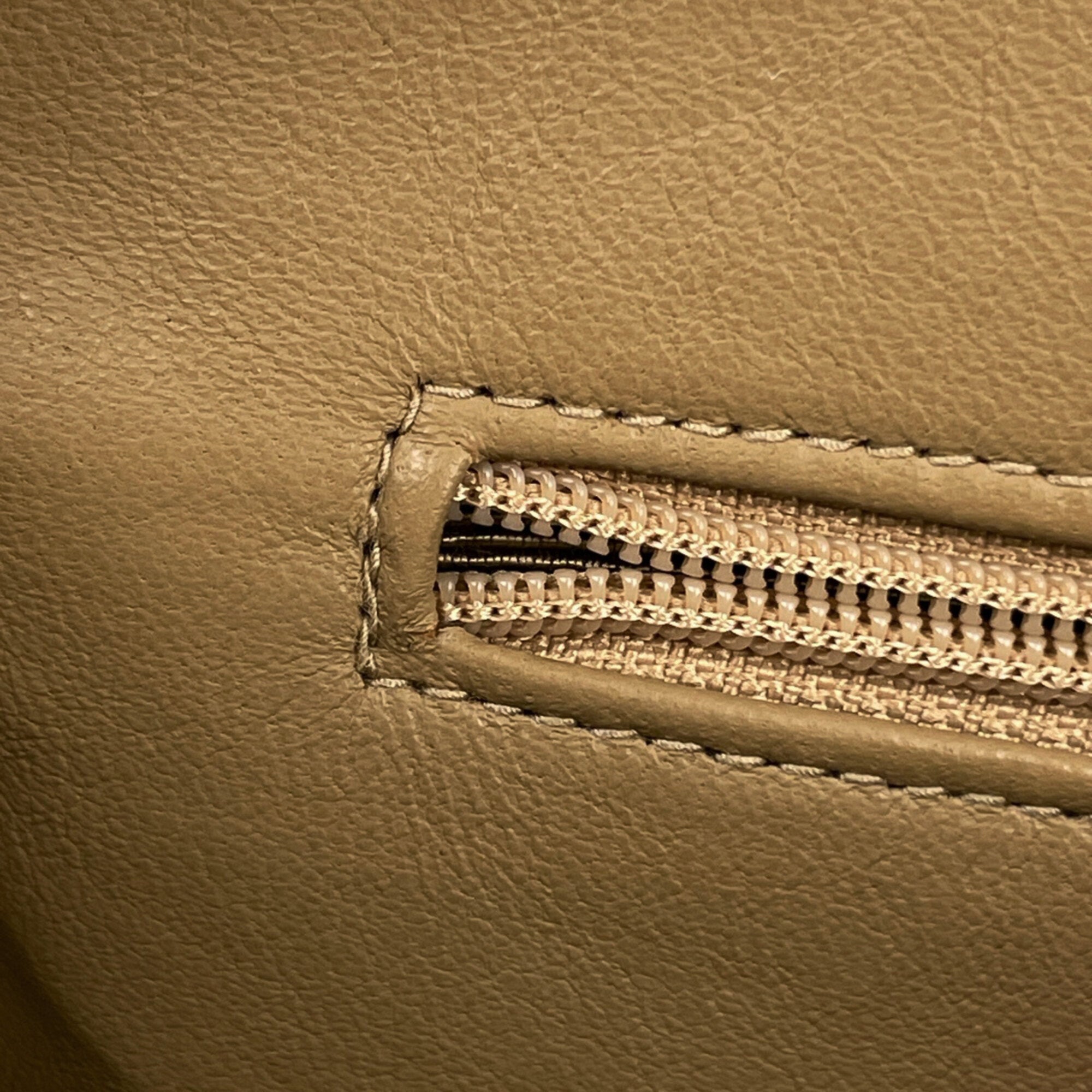 Chanel Beige Leather Shoulder Bag (Pre-Owned)