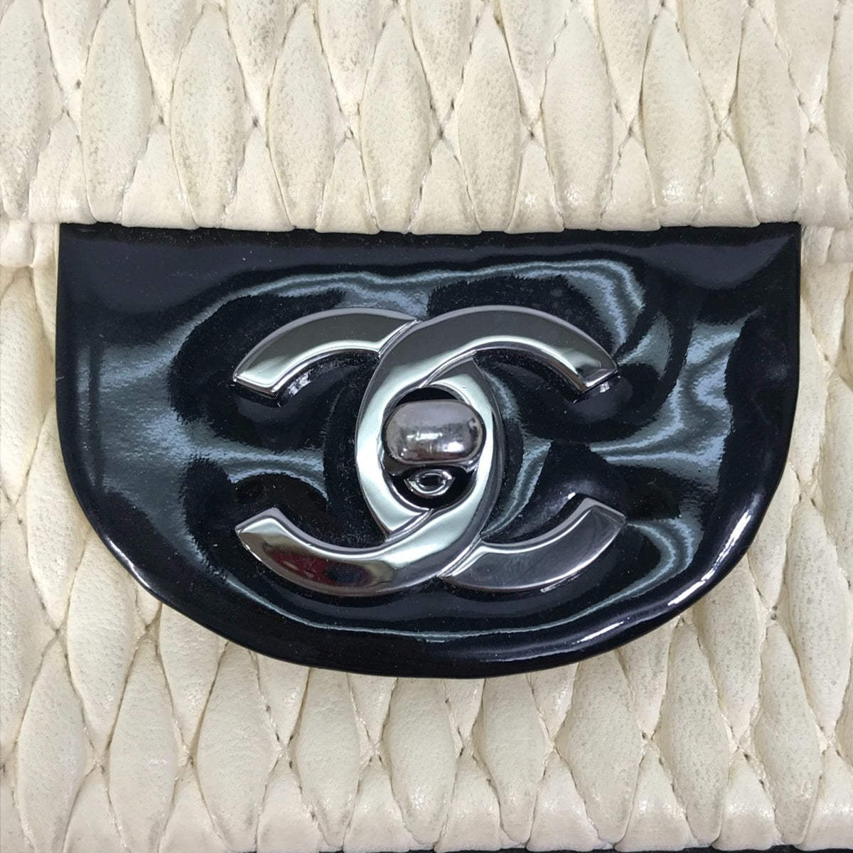 Chanel White Leather Shoulder Bag (Pre-Owned)