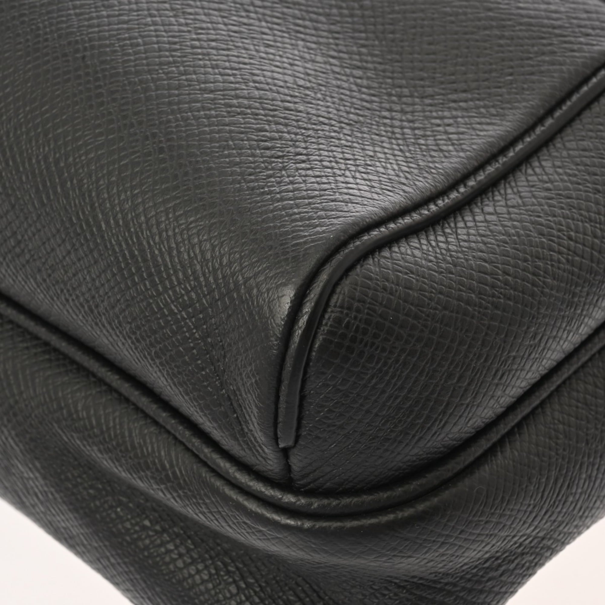 Louis Vuitton Noir Leather Shoulder Bag (Pre-Owned)