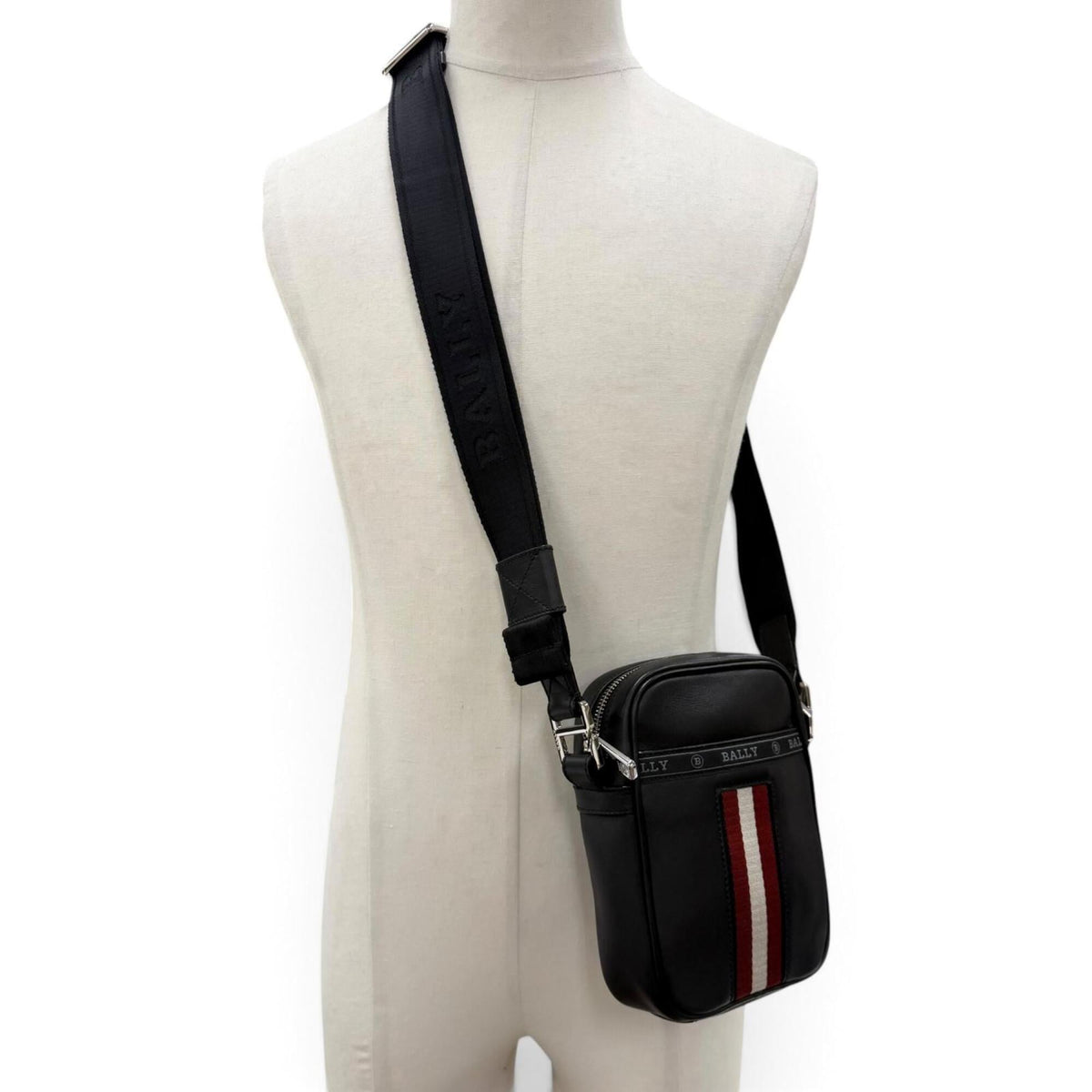 Bally Black Leather Crossbody Bag Shoulder Bag (Pre-Owned)