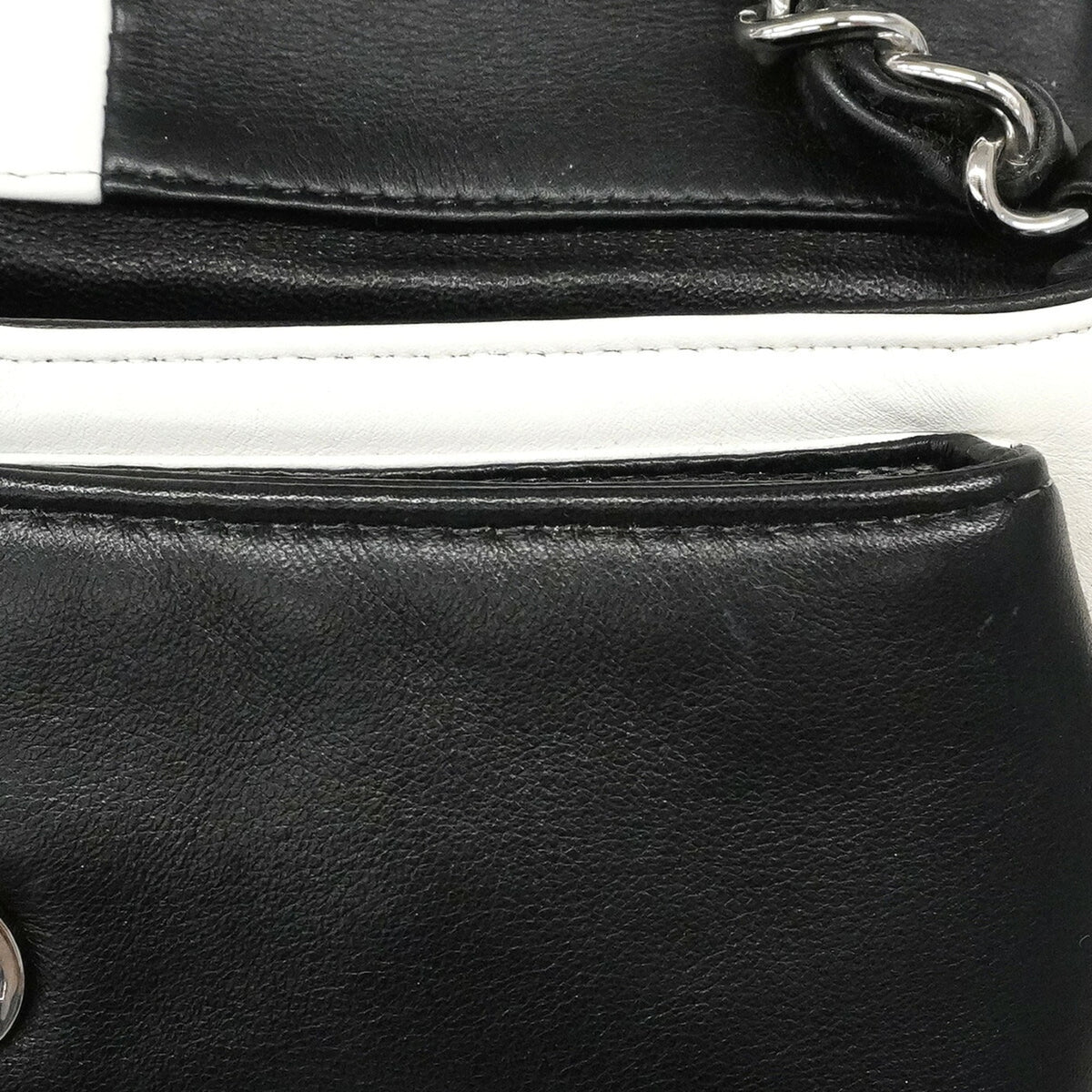 Chanel Black White Leather Shoulder Bag (Pre-Owned)