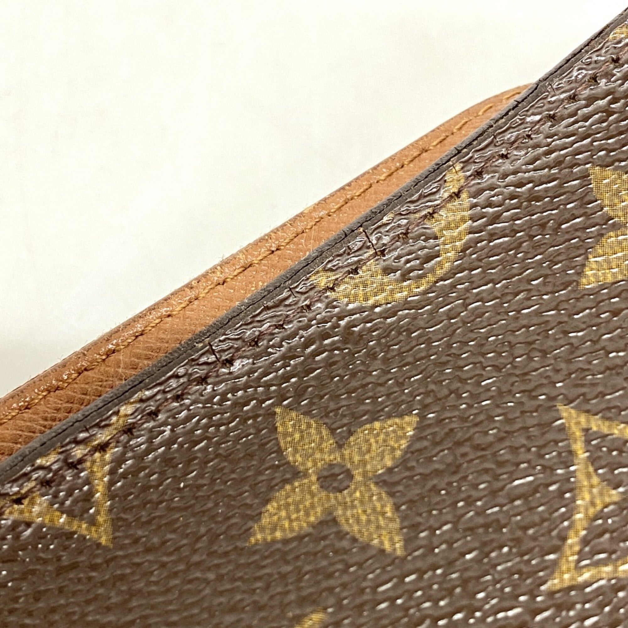 Louis Vuitton Brown Clutch Bag (Pre-Owned)