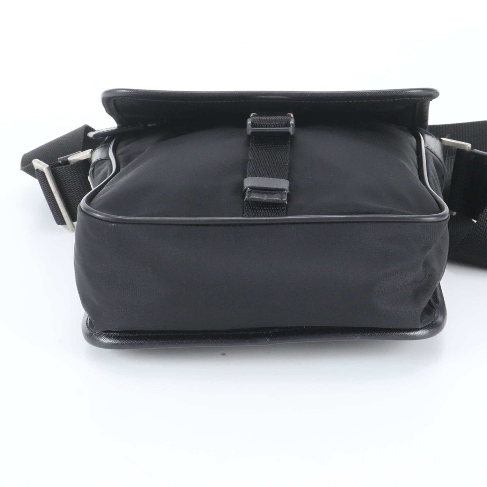 Prada Black Leather Nylon Messenger Bag Shoulder Bag (Pre-Owned)