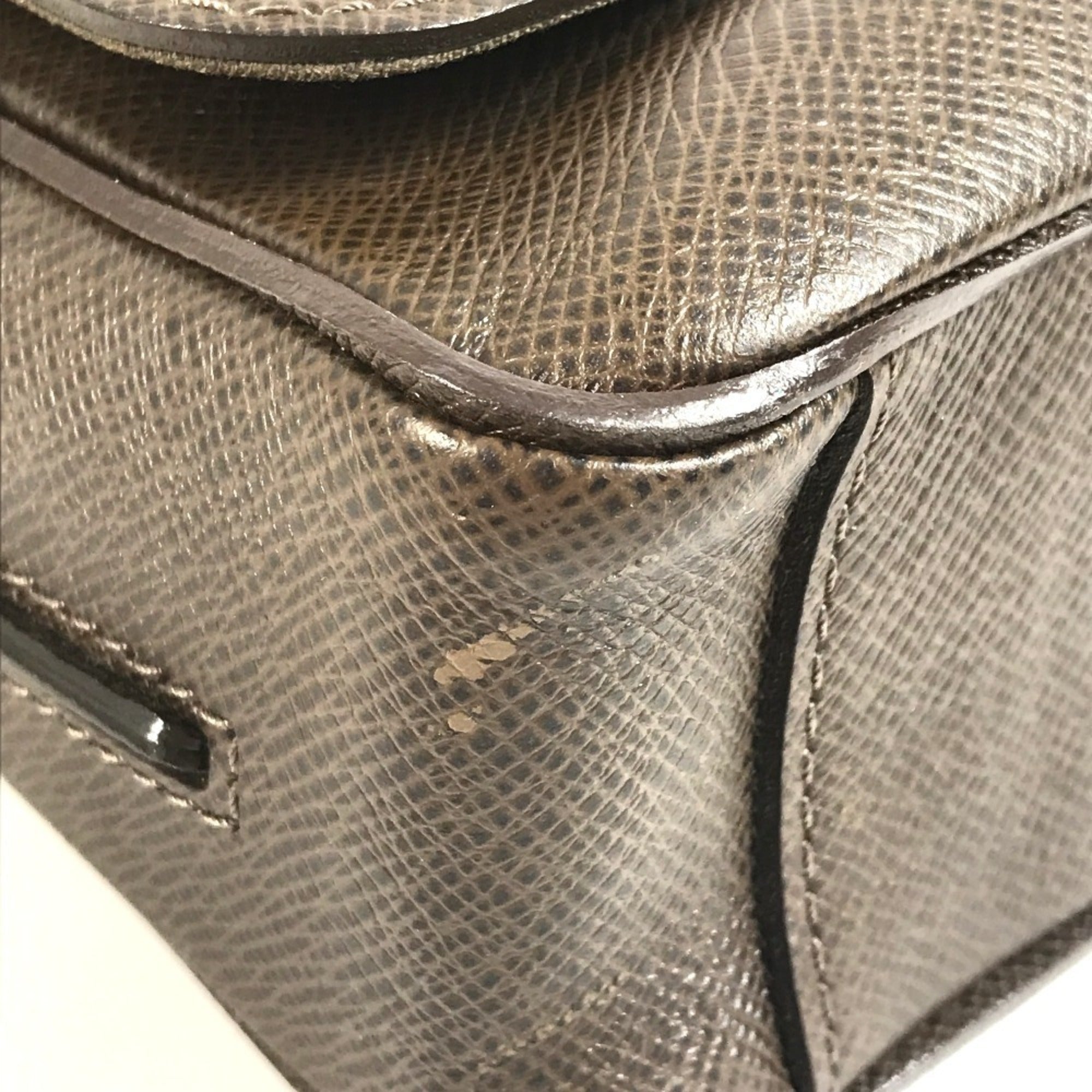 Louis Vuitton Taiga Brown Taiga Leather Messenger Bag Shoulder Bag (Pre-Owned)