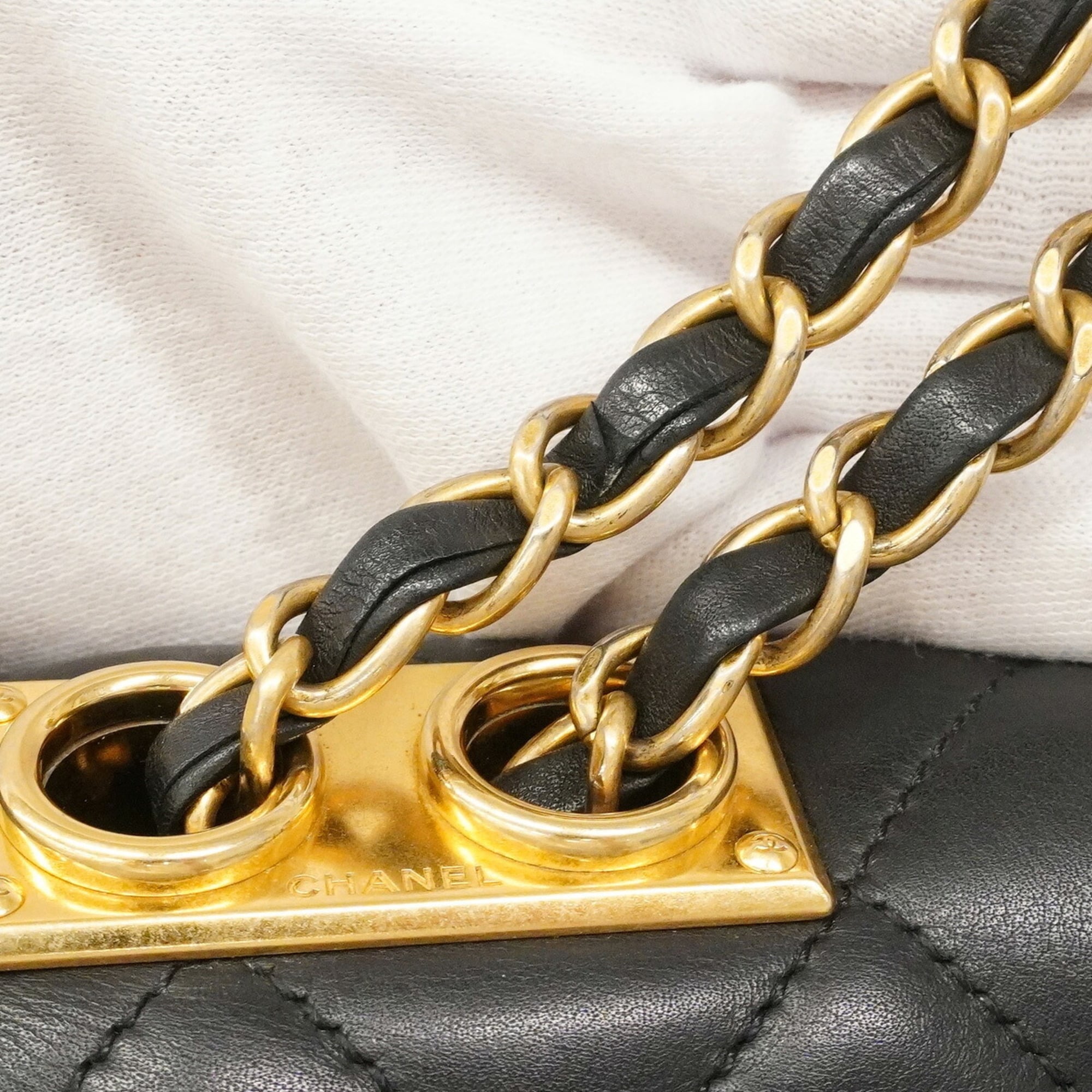 Chanel Black Leather Shoulder Bag (Pre-Owned)