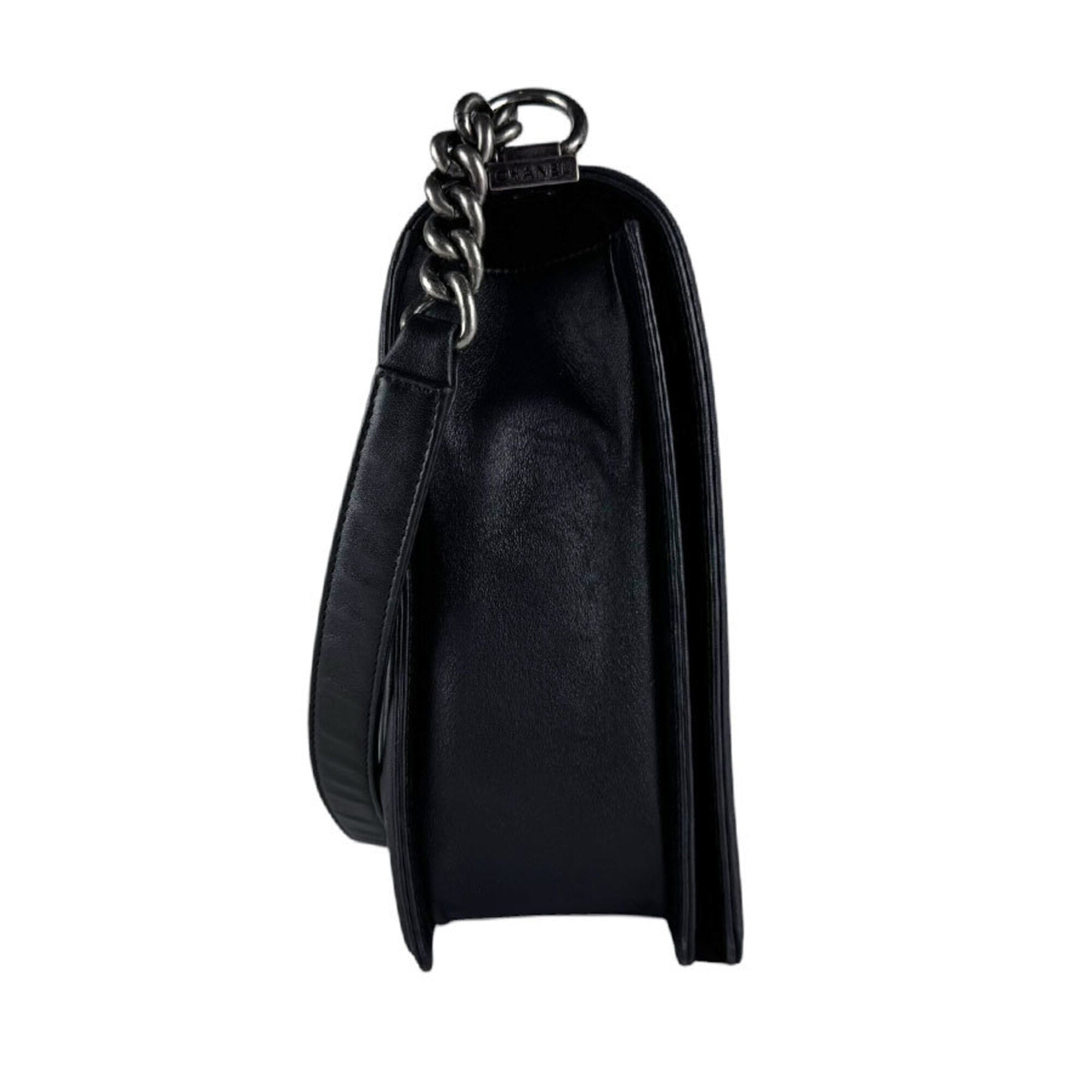 Chanel Black Leather Shoulder Bag (Pre-Owned)