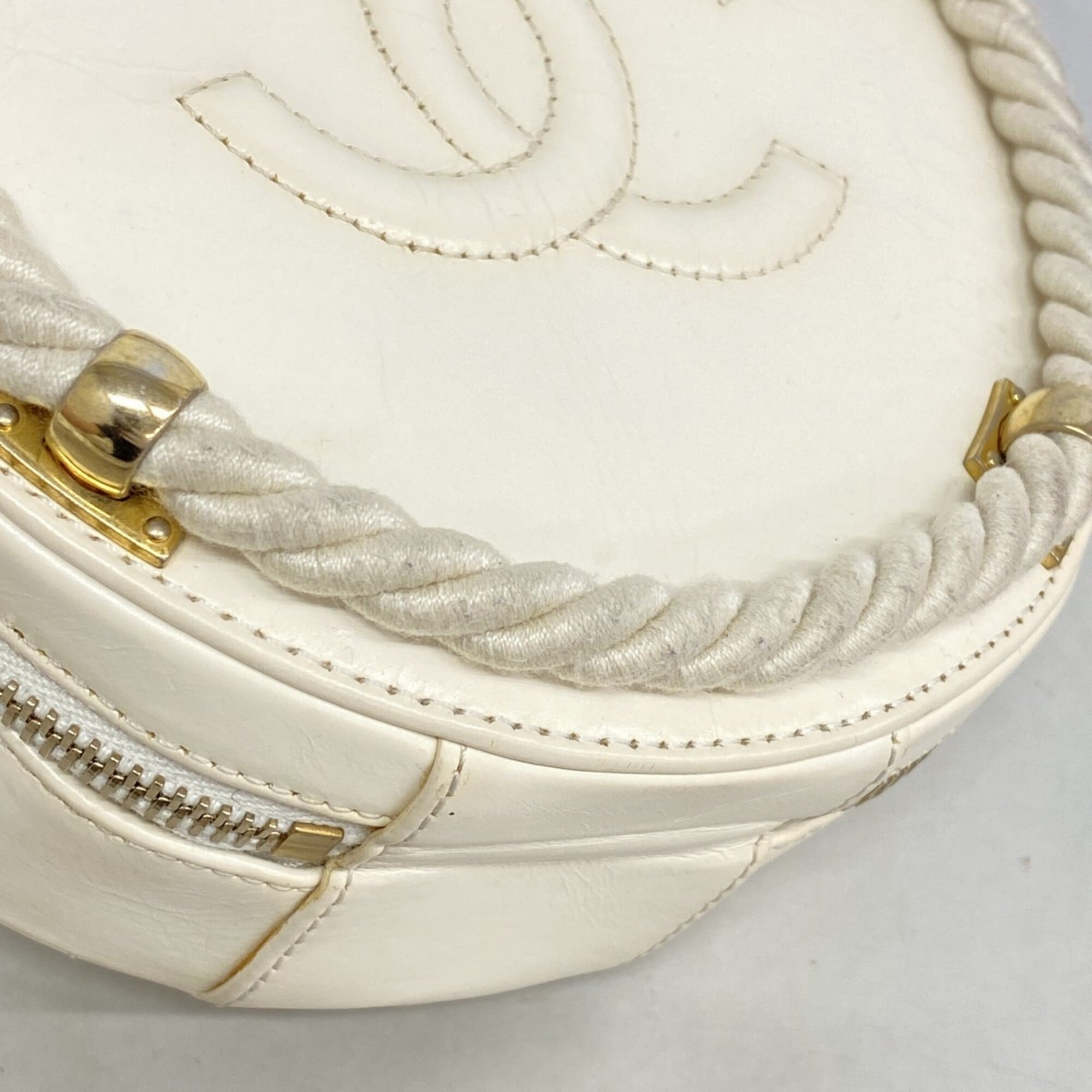 Chanel White Leather Handbag (Pre-Owned)
