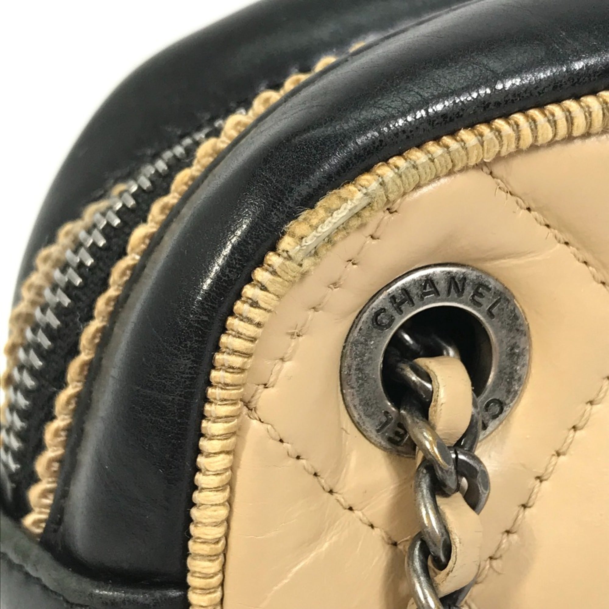 Chanel Beige Leather Shoulder Bag (Pre-Owned)