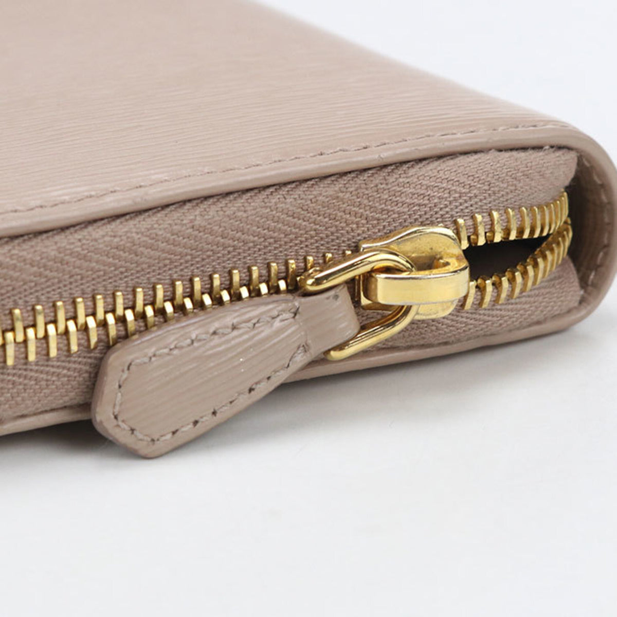 Prada Beige Leather Long Wallet (Bi-Fold) (Pre-Owned)