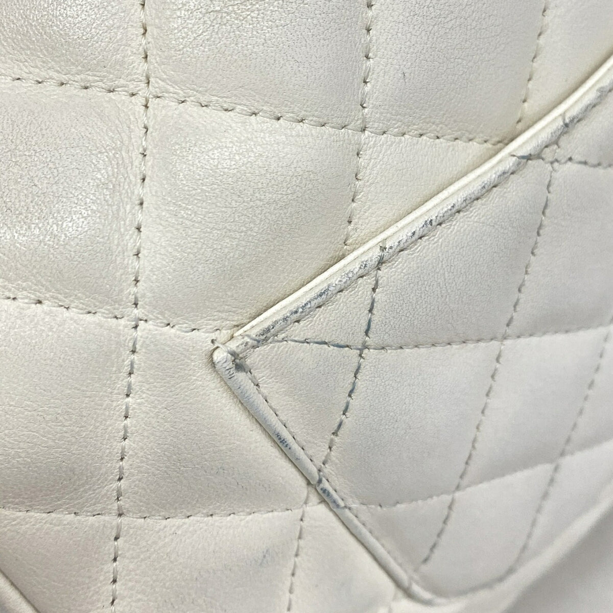 Chanel Black White Leather Shoulder Bag (Pre-Owned)