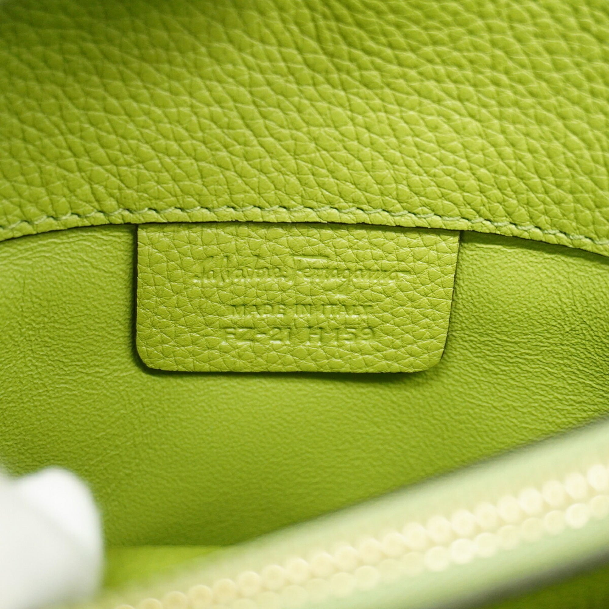 Salvatore Ferragamo Green Leather Handbag (Pre-Owned)