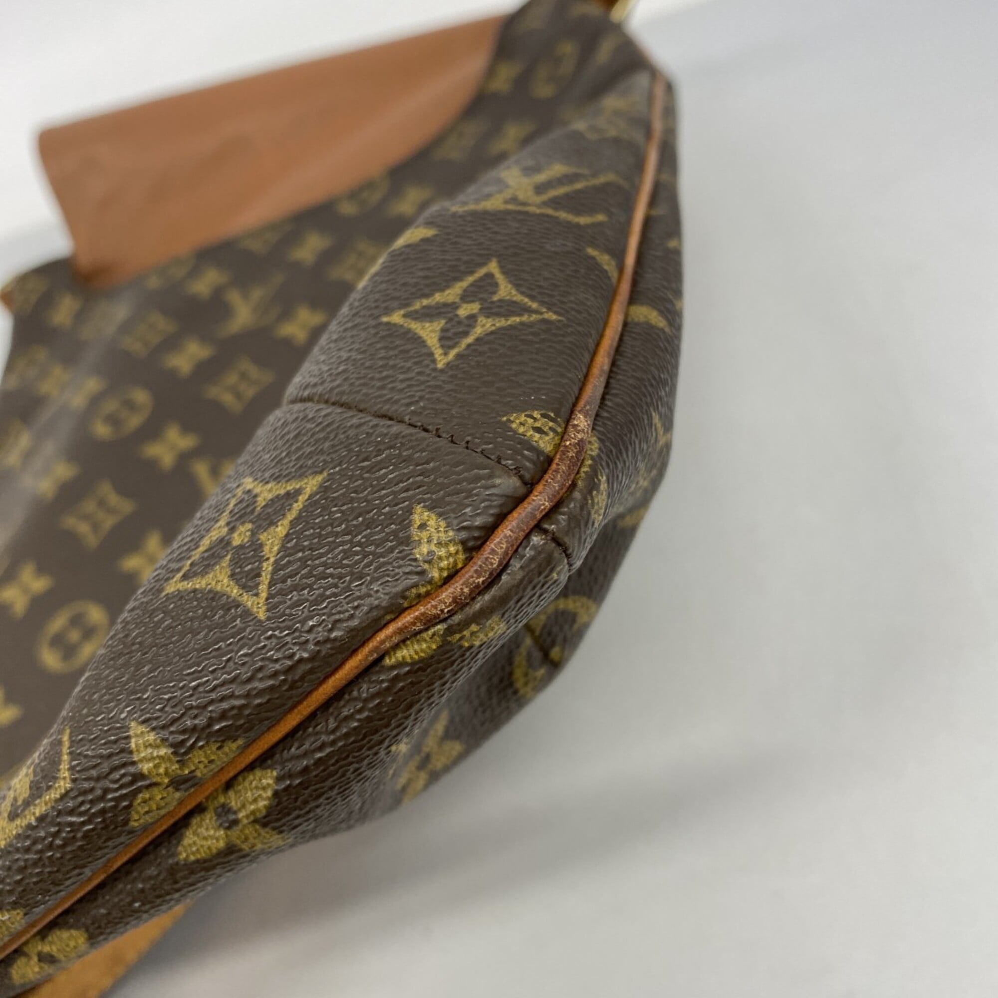 Louis Vuitton Brown Shoulder Bag (Pre-Owned)
