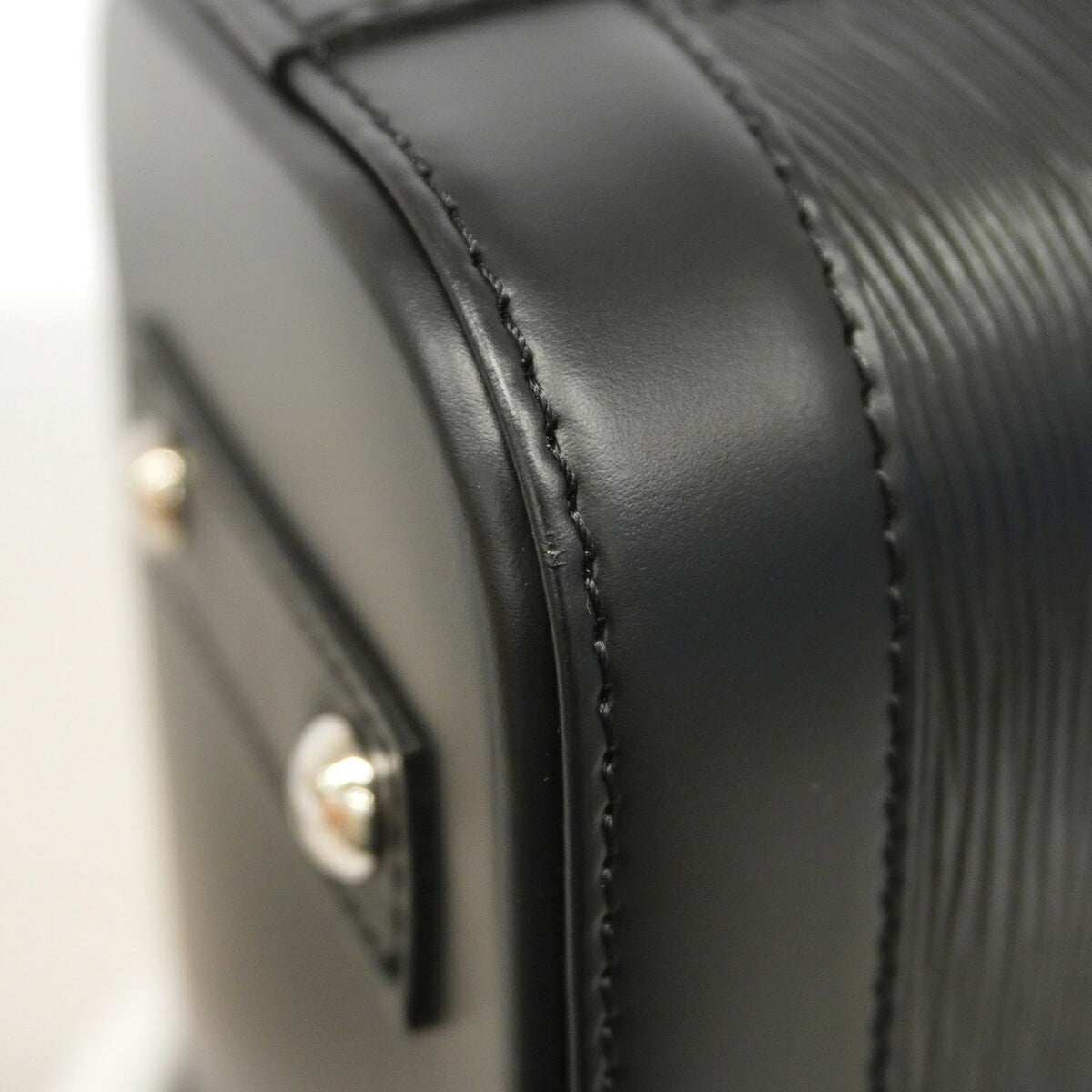 Louis Vuitton Noir Handbag (Pre-Owned)