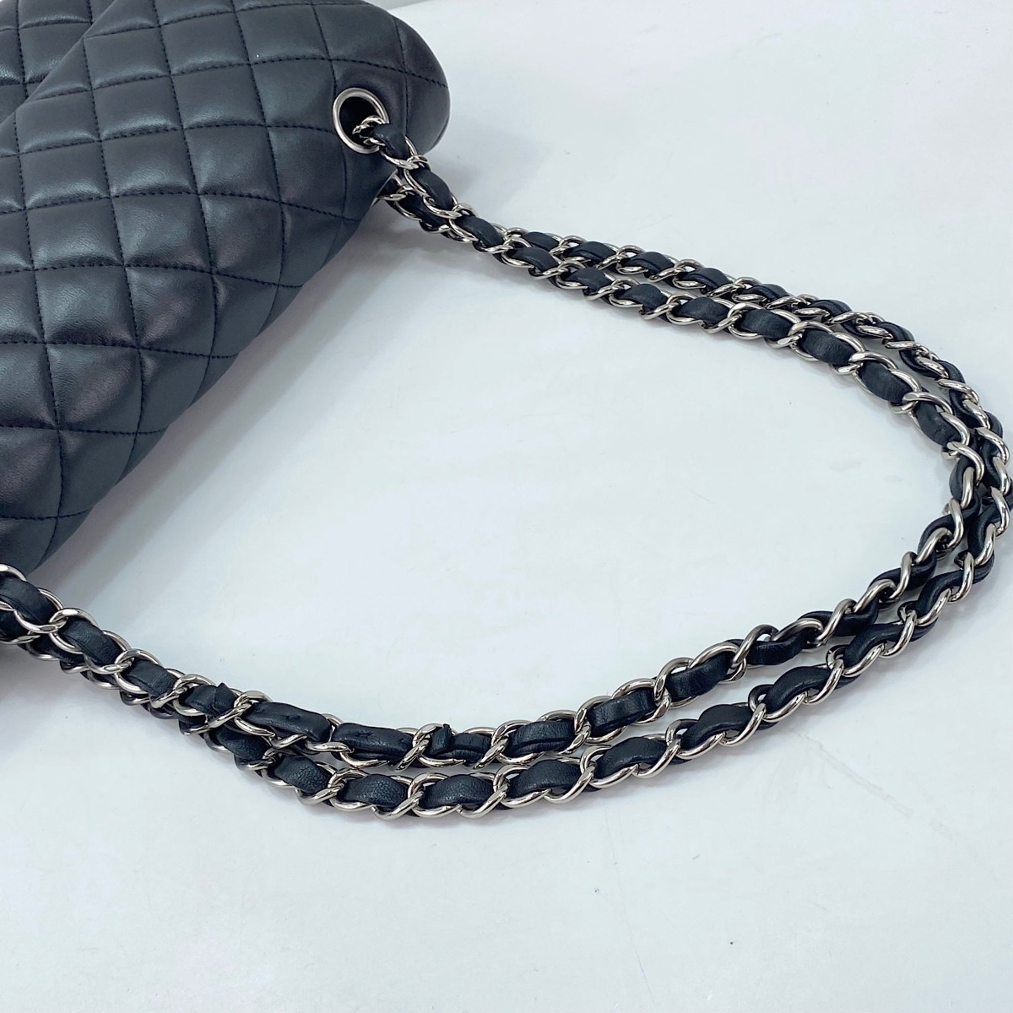 Chanel Black Shoulder Bag (Pre-Owned)