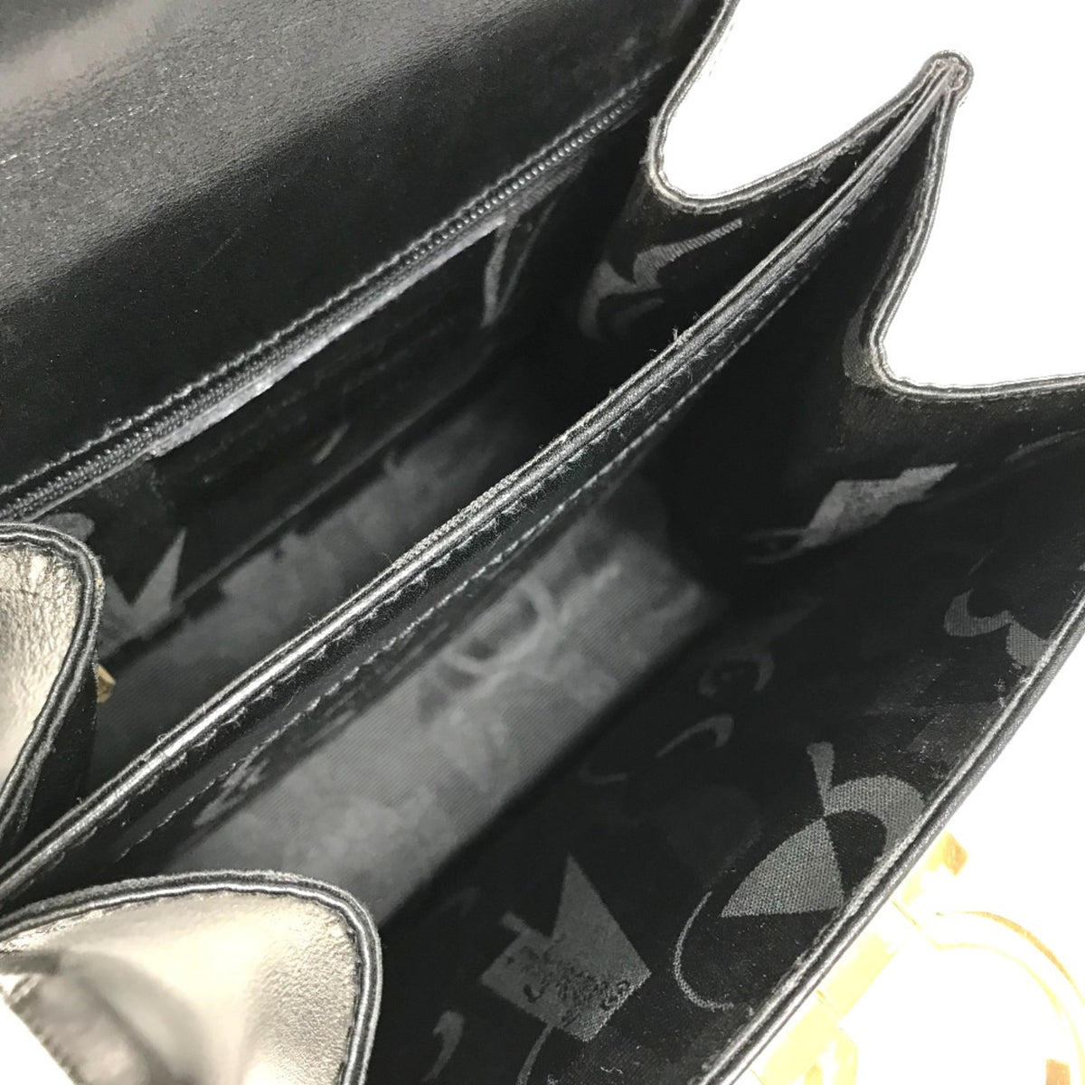 Salvatore Ferragamo Black Leather Shoulder Bag (Pre-Owned)