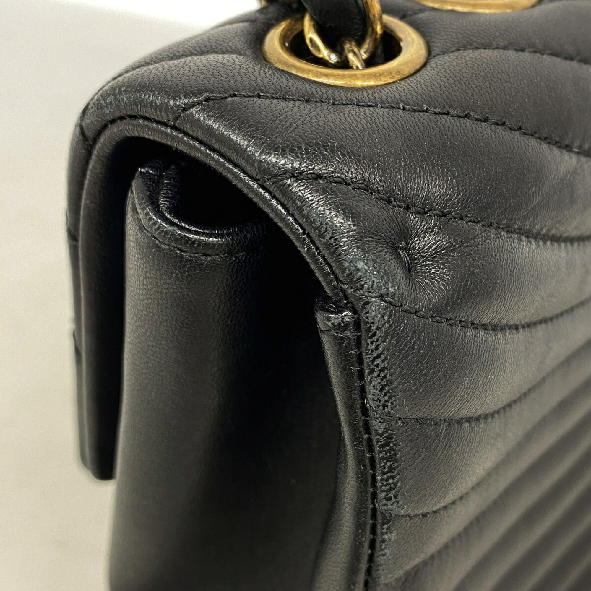 Chanel Black Leather Shoulder Bag (Pre-Owned)