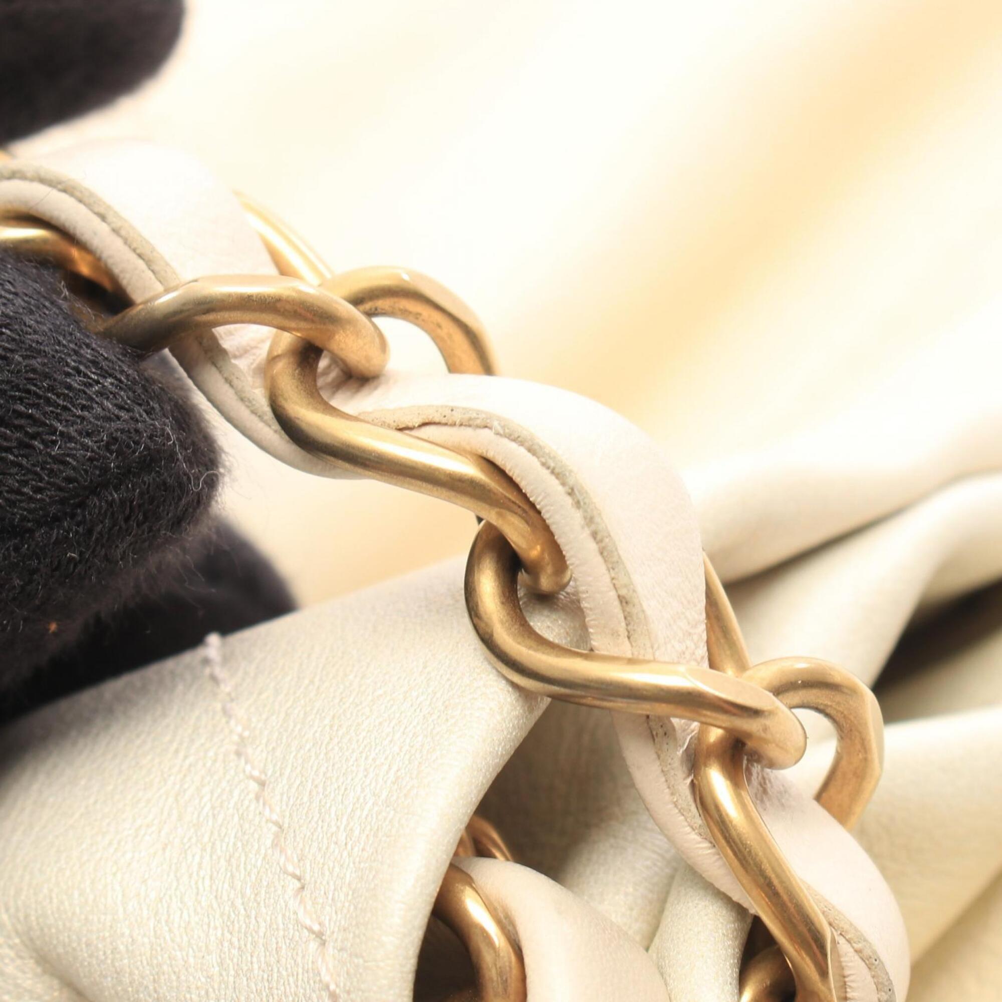 Chanel Ivory White Leather Handbag Shoulder Bag (Pre-Owned)