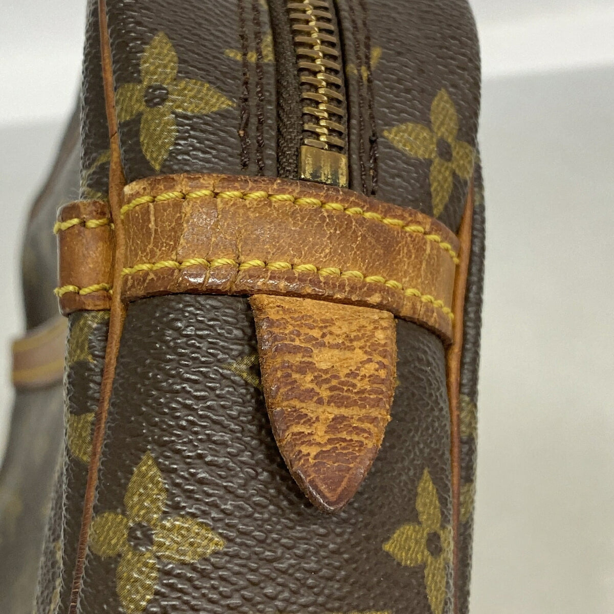 Louis Vuitton Brown Clutch Bag (Pre-Owned)