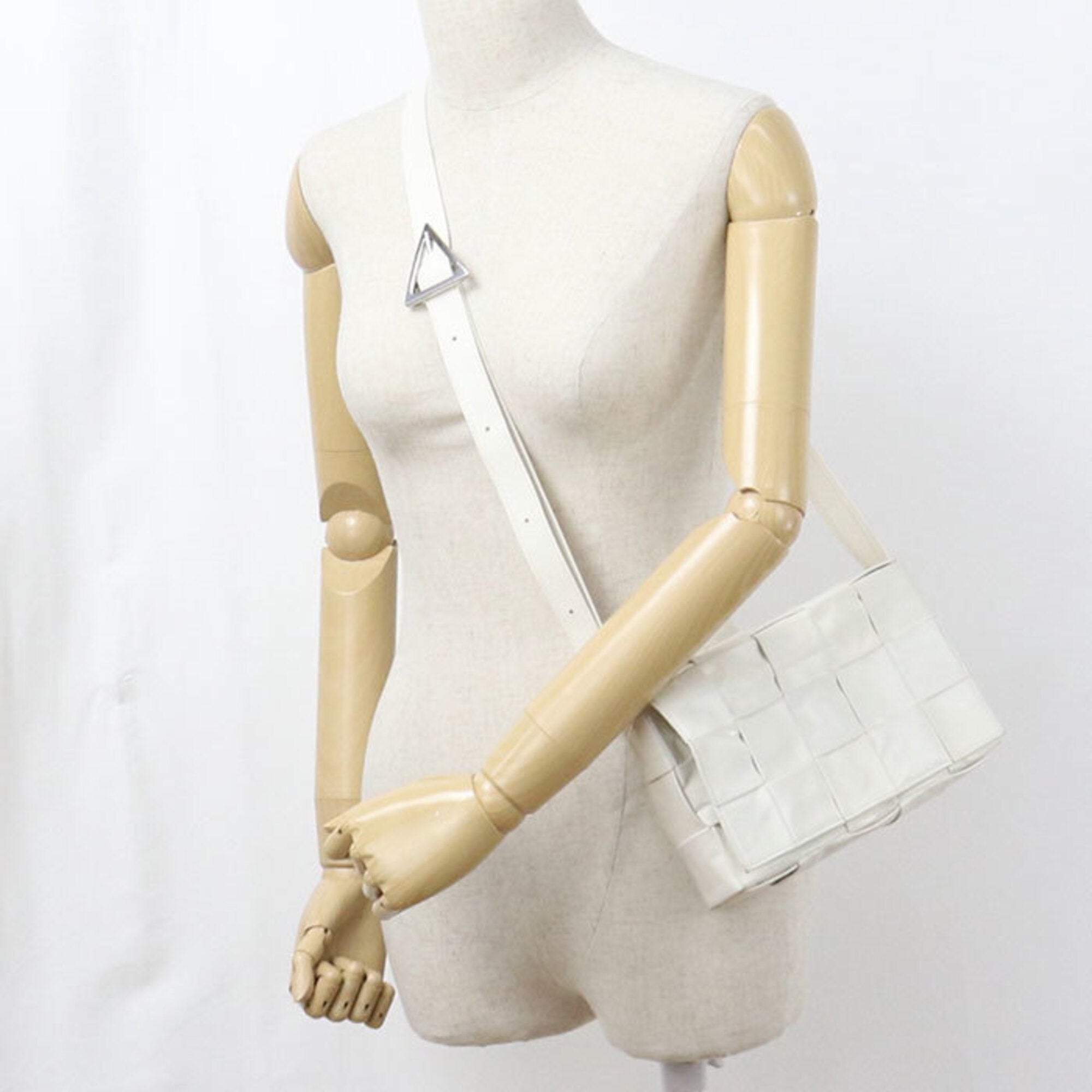 Bottega Veneta White Leather Shoulder Bag (Pre-Owned)