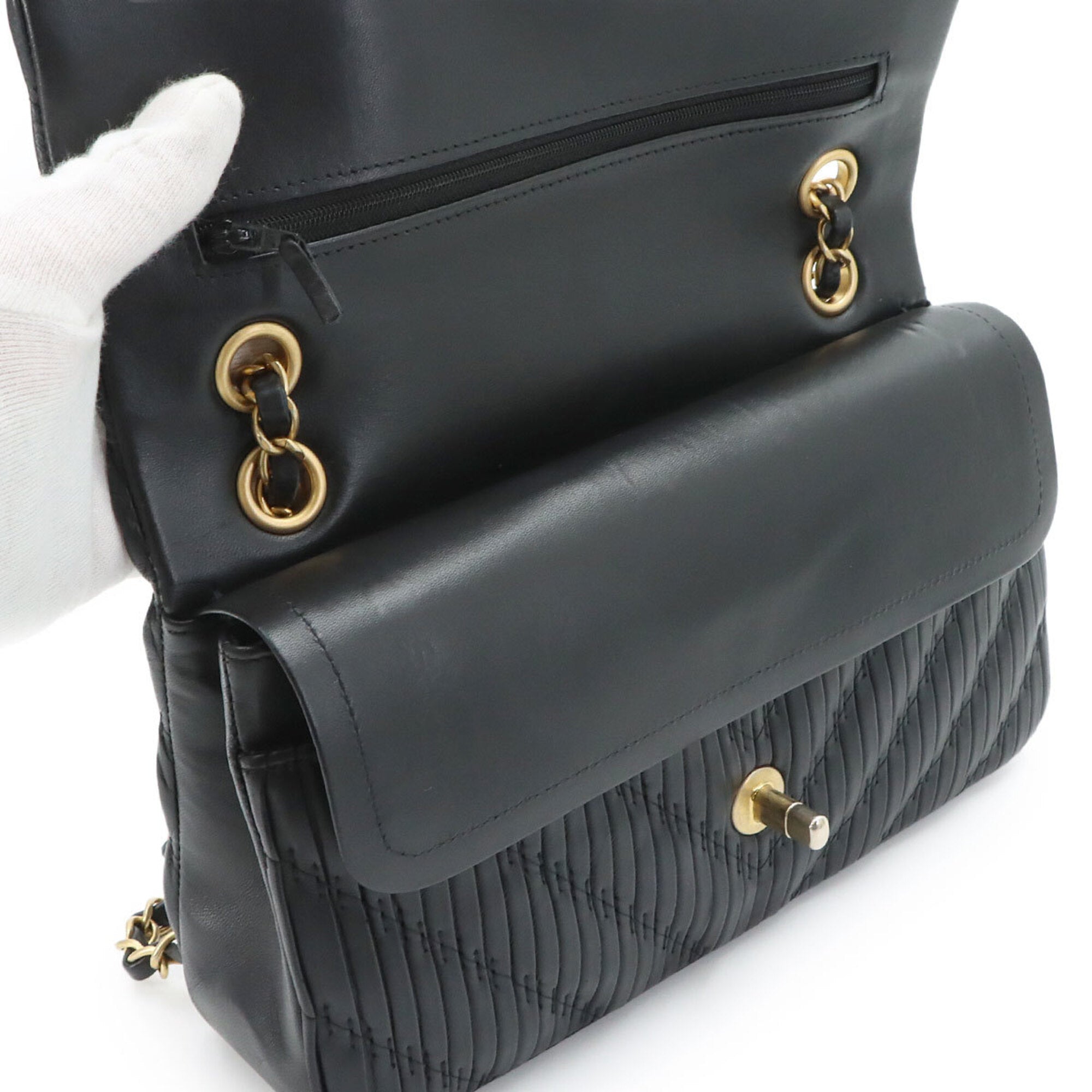 Chanel Black Leather Handbag Shoulder Bag (Pre-Owned)