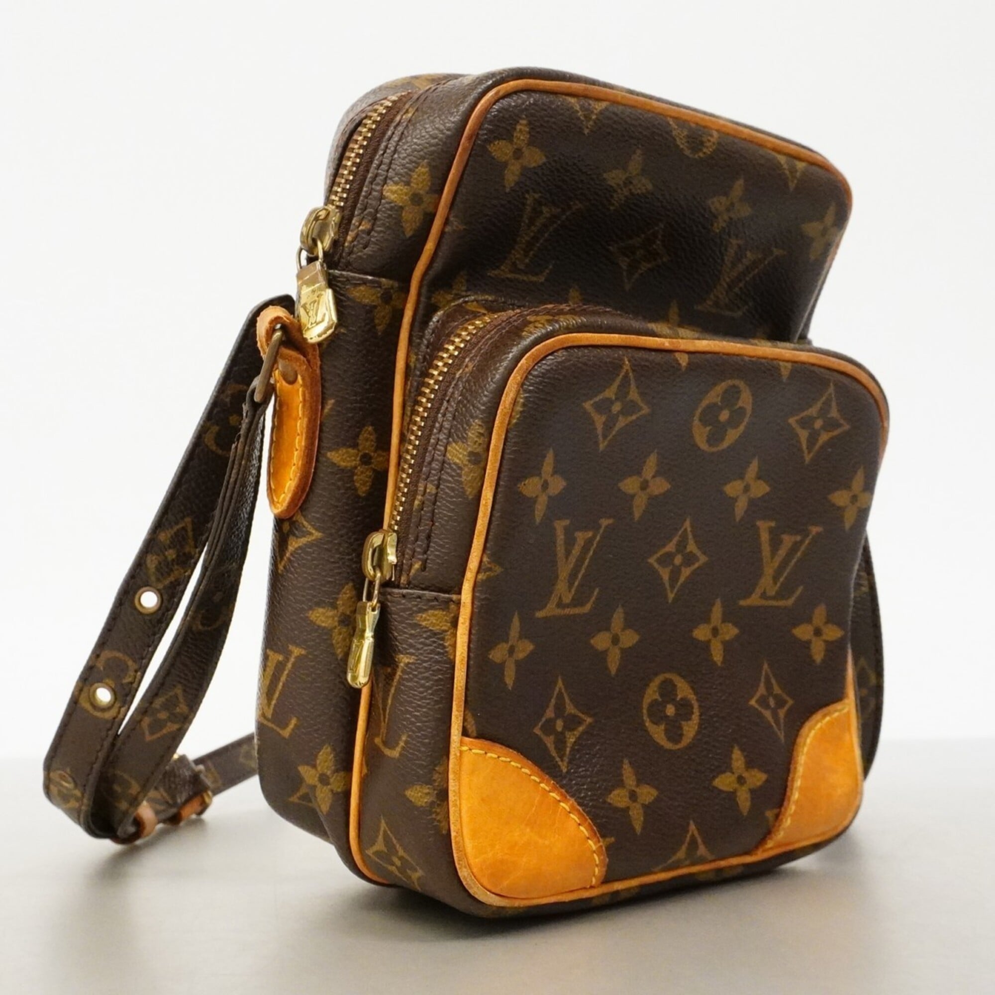 Louis Vuitton Brown Shoulder Bag (Pre-Owned)