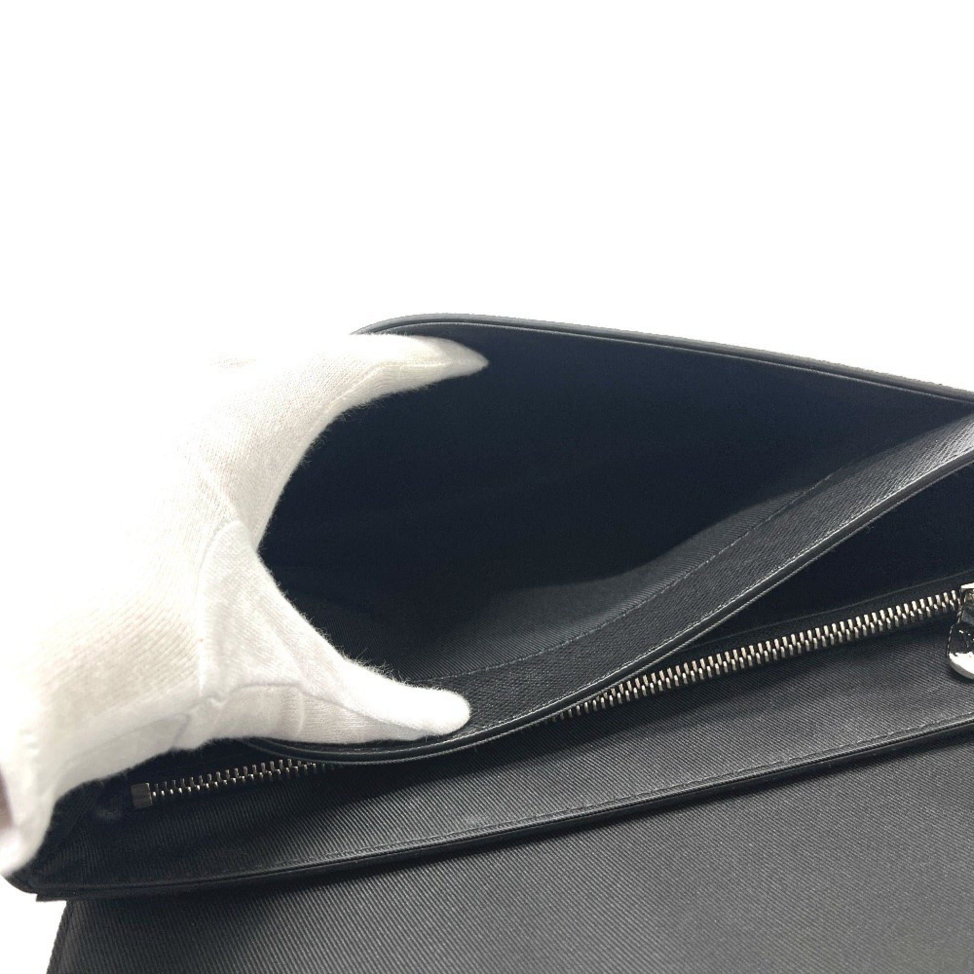 Louis Vuitton Black Noir Taiga Leather Pochette Shoulder Bag (Pre-Owned)