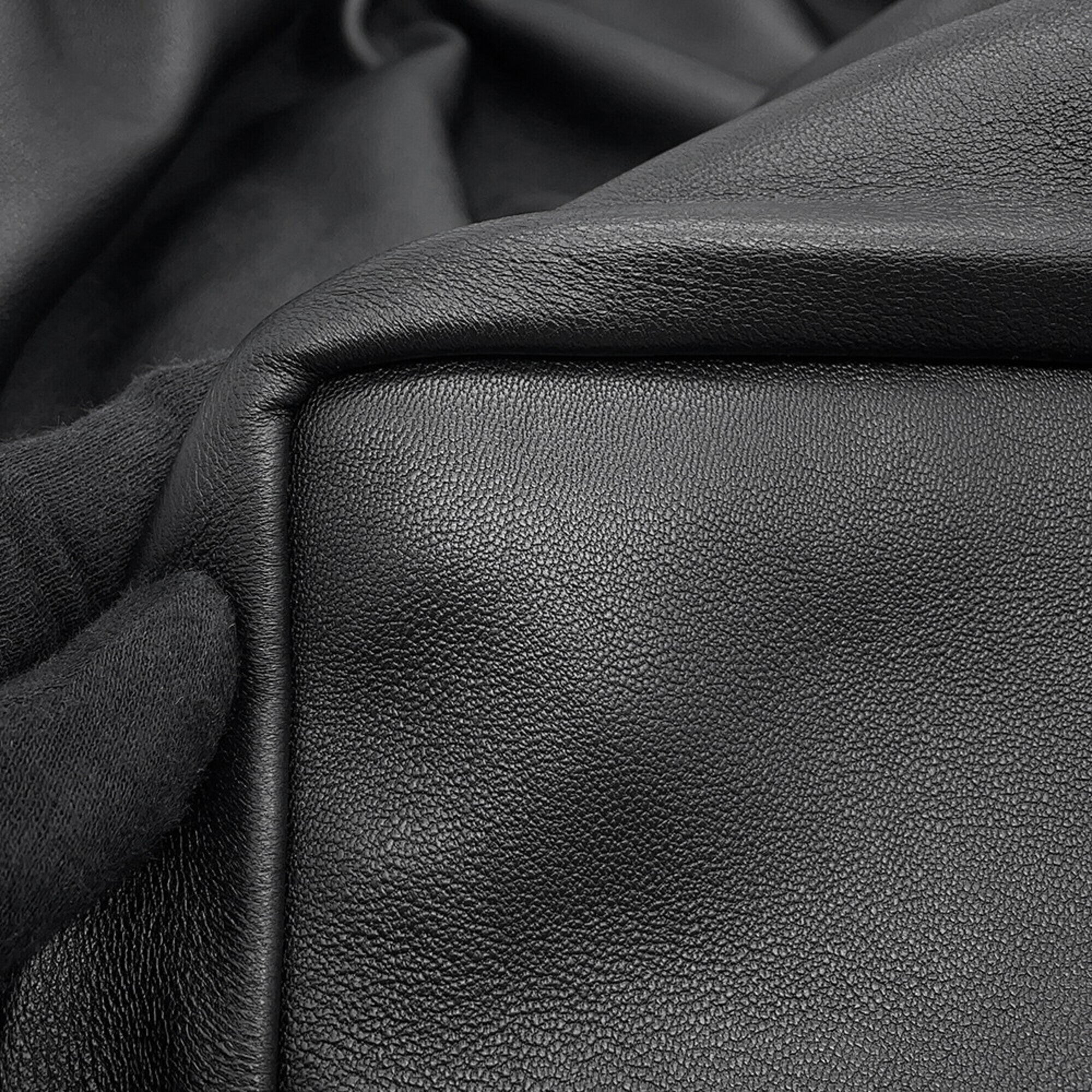 Loewe Black Leather Shoulder Bag (Pre-Owned)