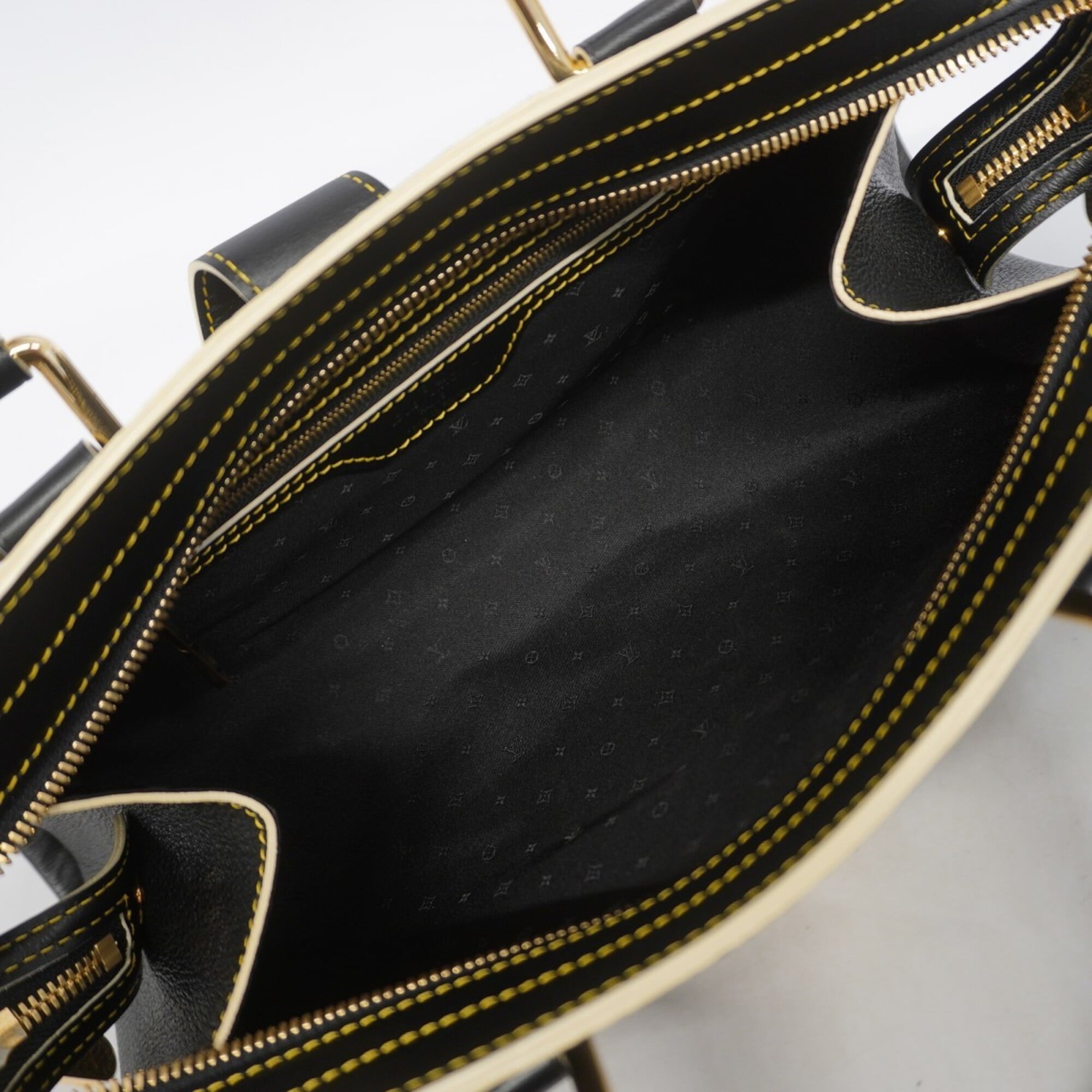 Louis Vuitton Noir Handbag (Pre-Owned)