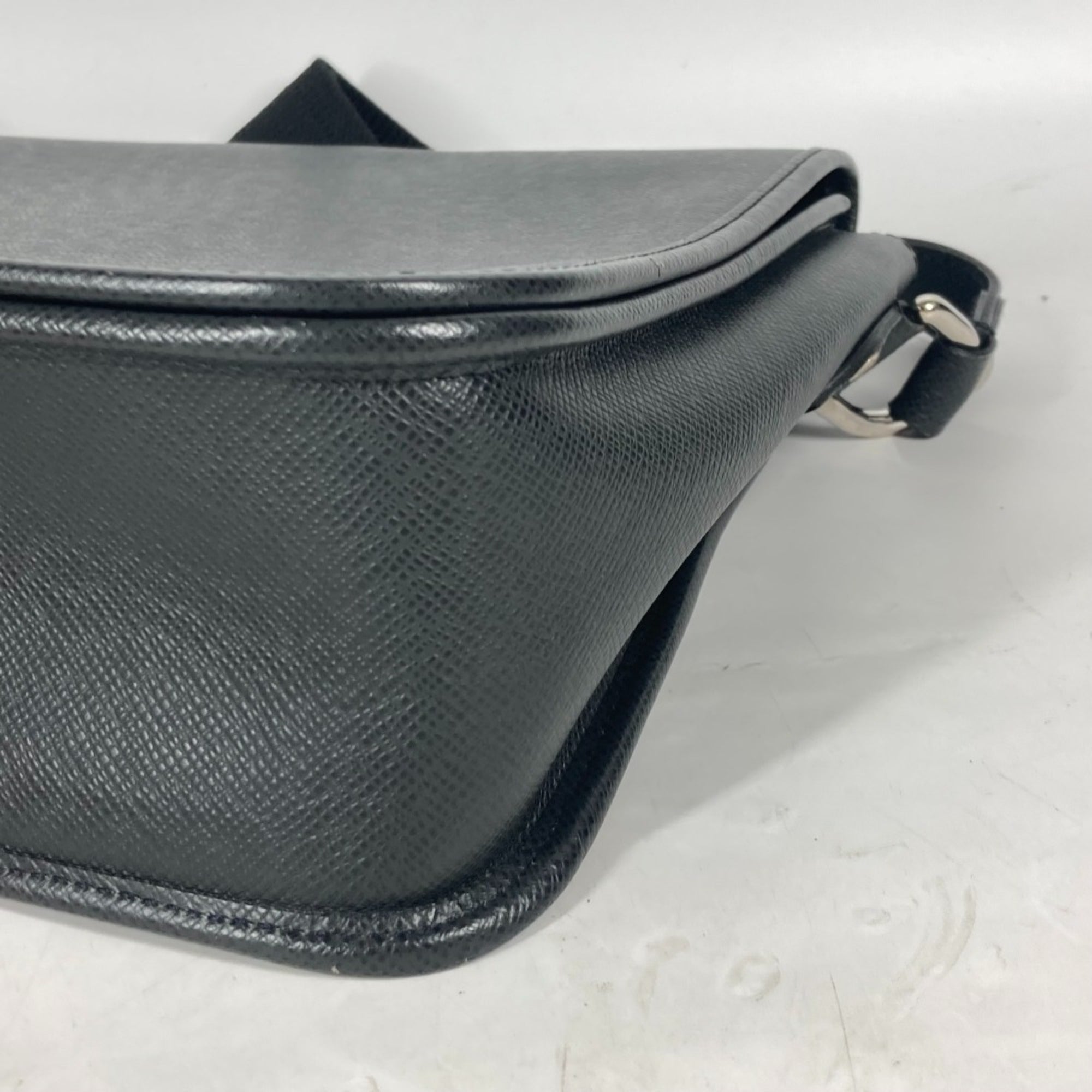 Louis Vuitton Ardoise Black Taiga Leather Messenger Bag Shoulder Bag (Pre-Owned)
