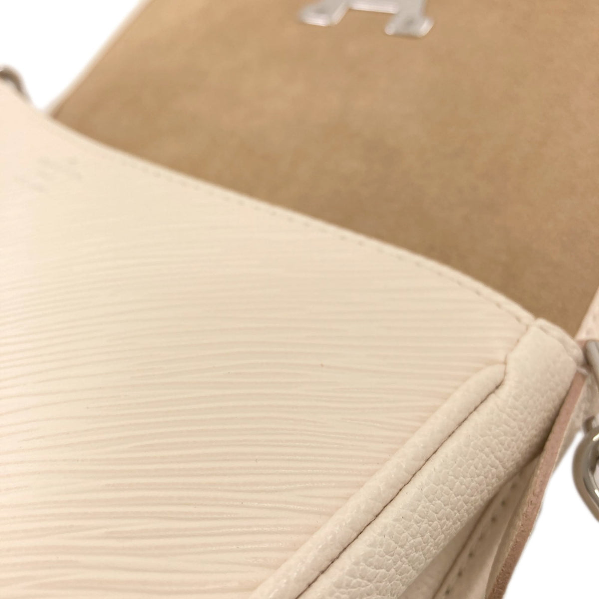 Louis Vuitton Epi White Epi Leather Shoulder Bag (Pre-Owned)