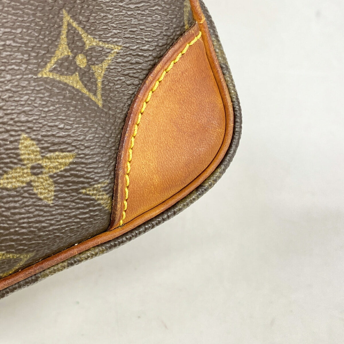 Louis Vuitton Brown Shoulder Bag (Pre-Owned)