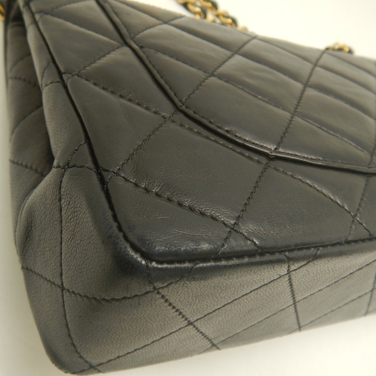 Chanel Black Leather Shoulder Bag (Pre-Owned)