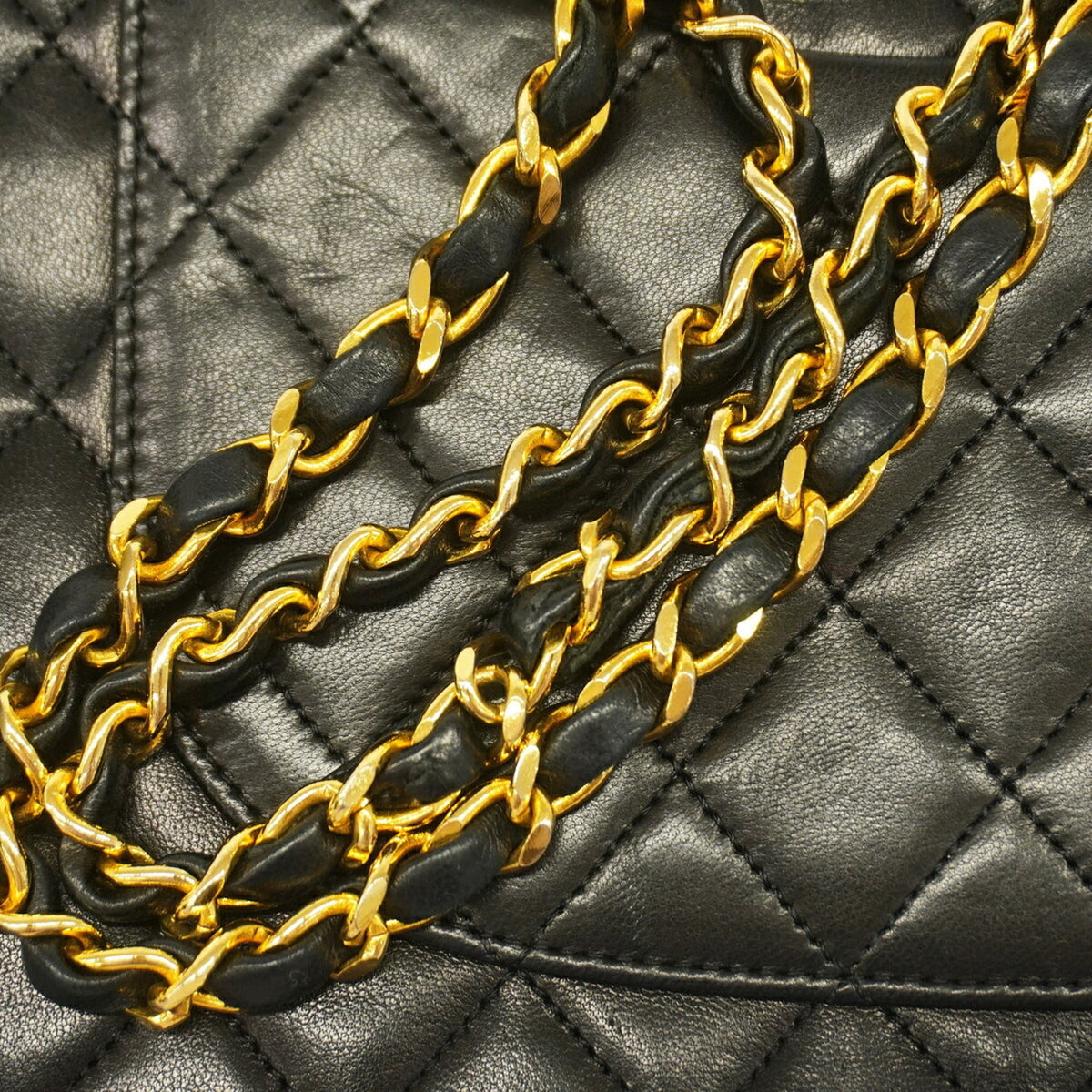 Chanel Black Leather Shoulder Bag (Pre-Owned)