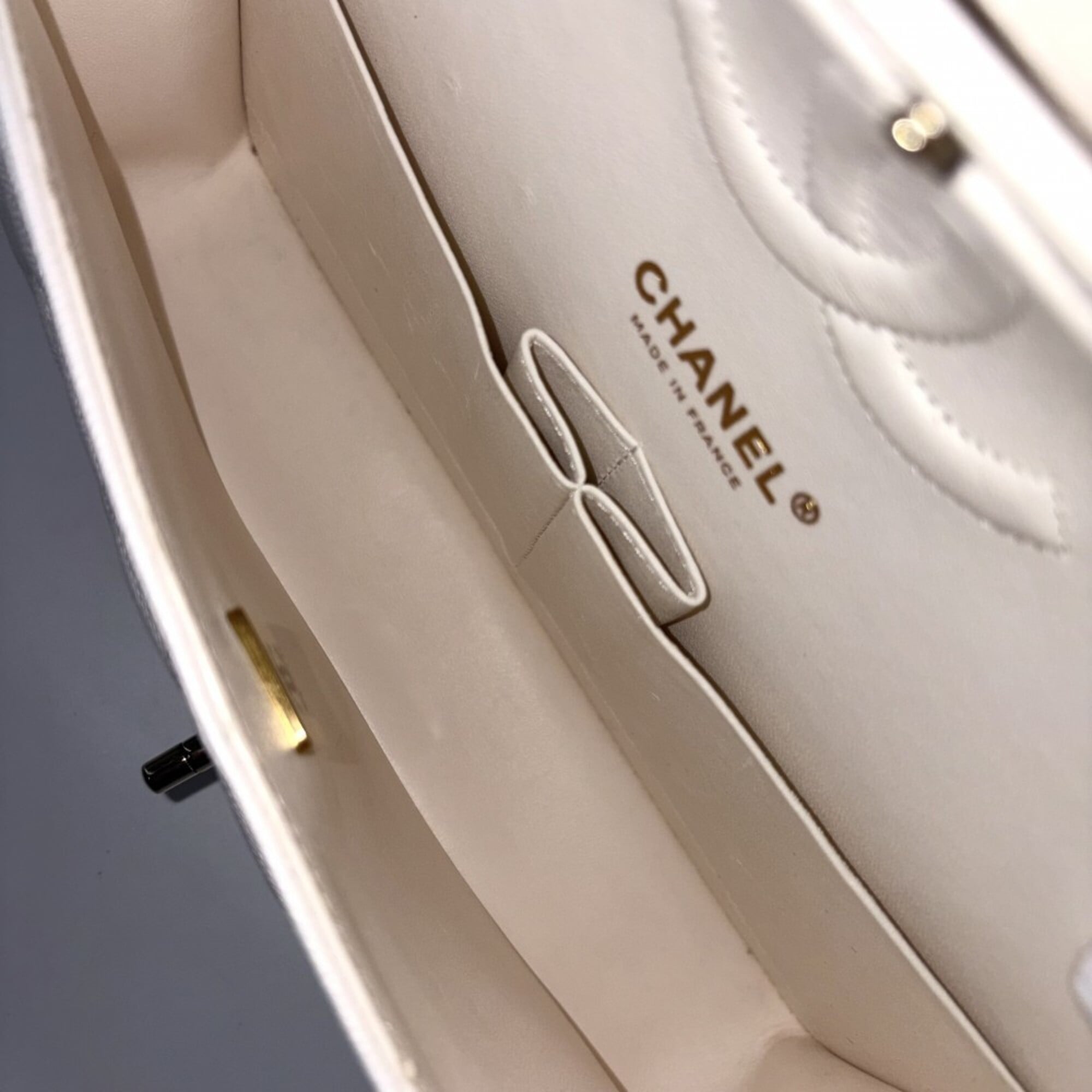 Chanel Matelasse White Grained Calfskin Shoulder Bag (Pre-Owned)