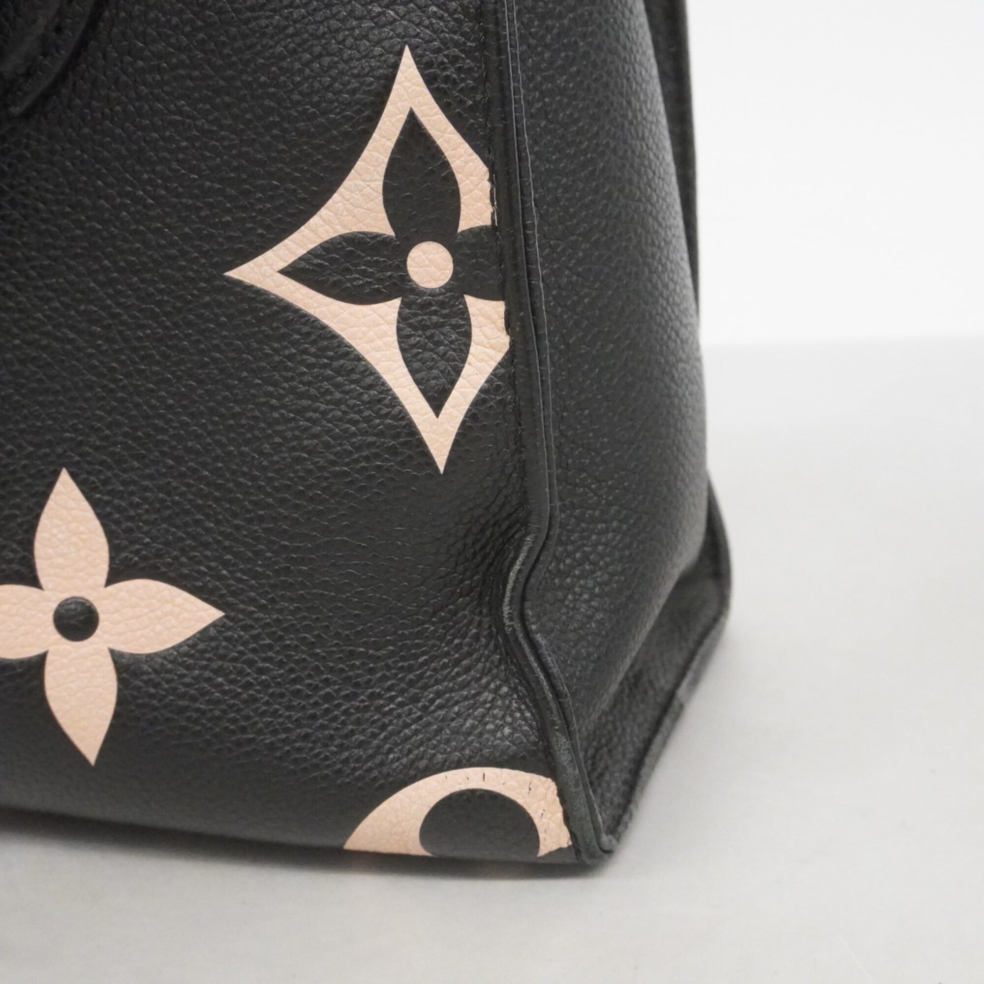 Louis Vuitton Beige Black Handbag (Pre-Owned)