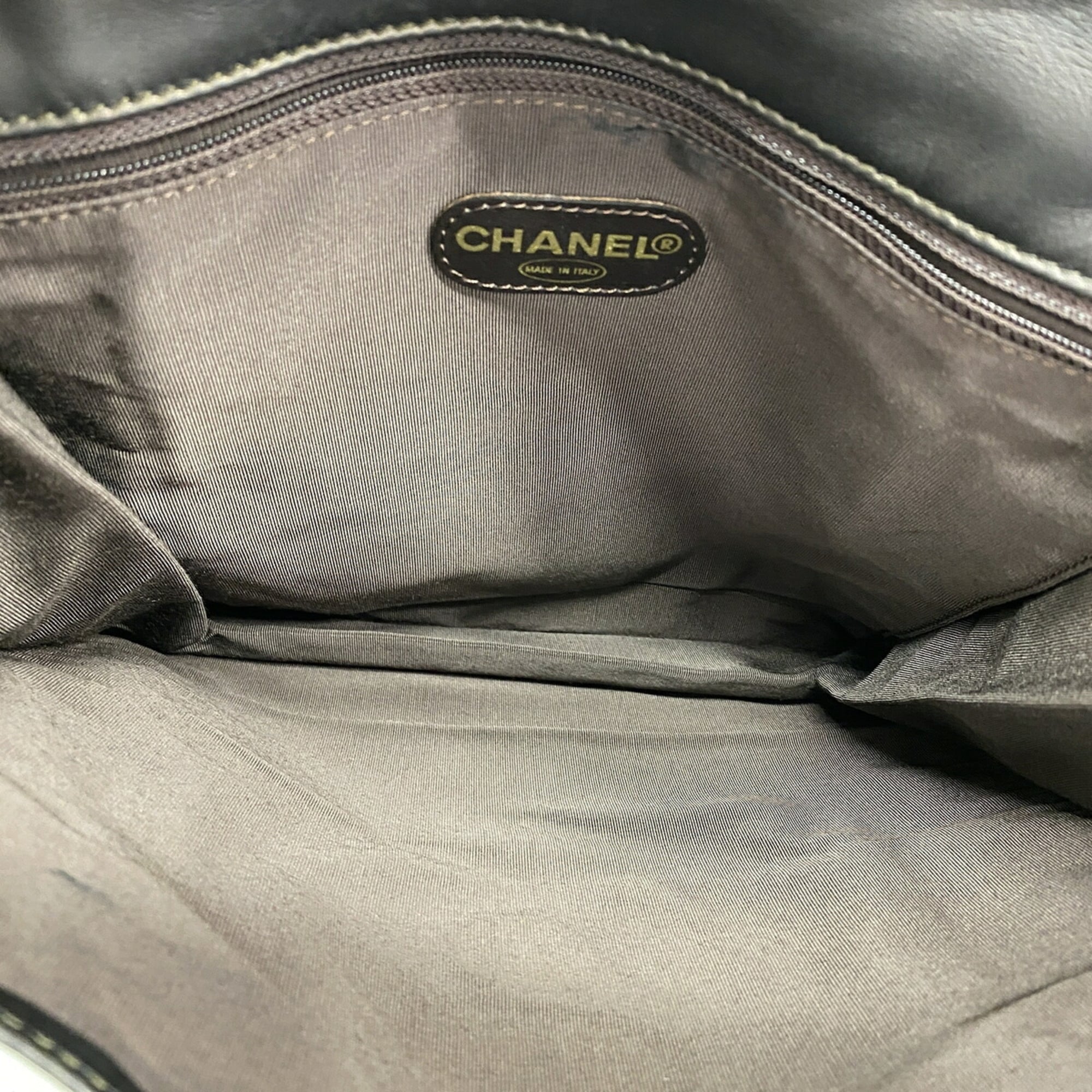 Chanel Black Leather Shoulder Bag (Pre-Owned)