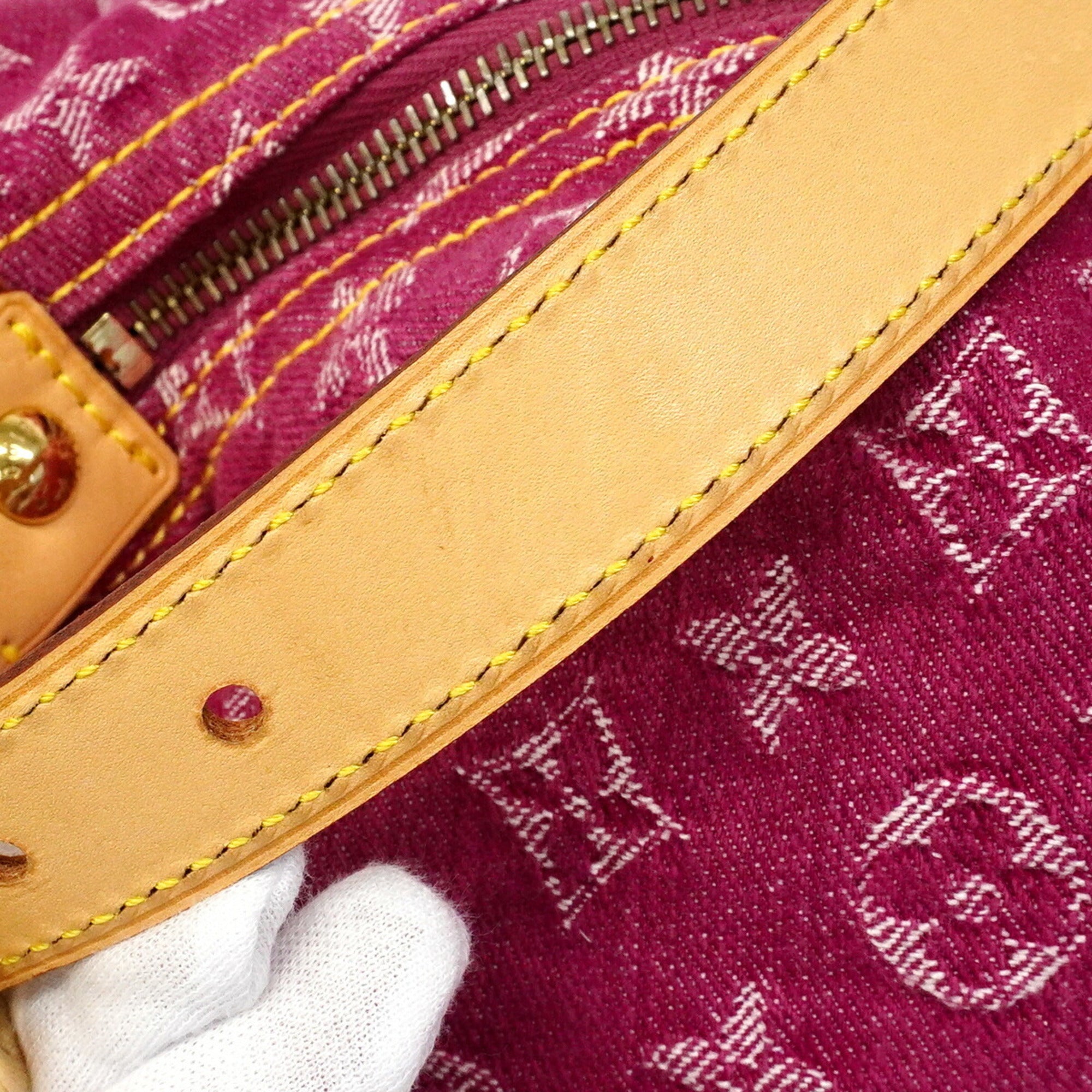 Louis Vuitton Fuchsia Shoulder Bag (Pre-Owned)