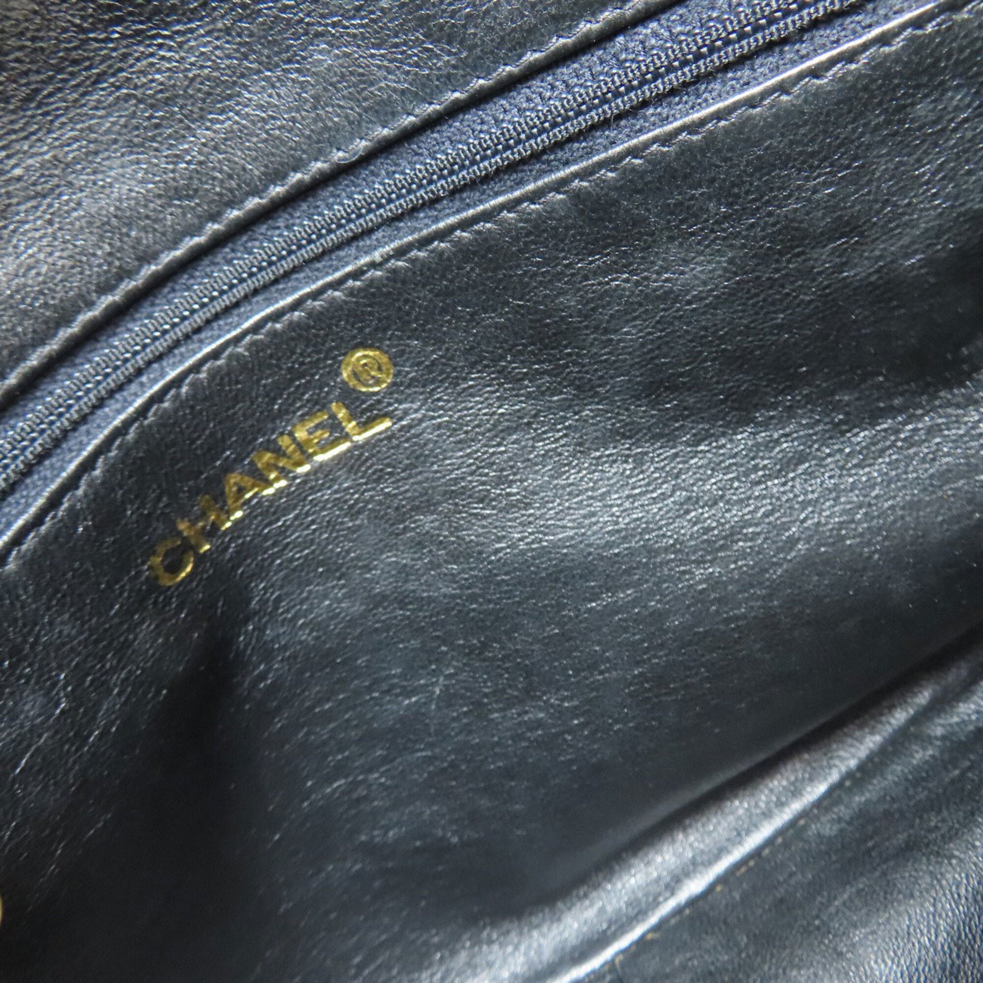 Chanel Black Leather Shoulder Bag (Pre-Owned)