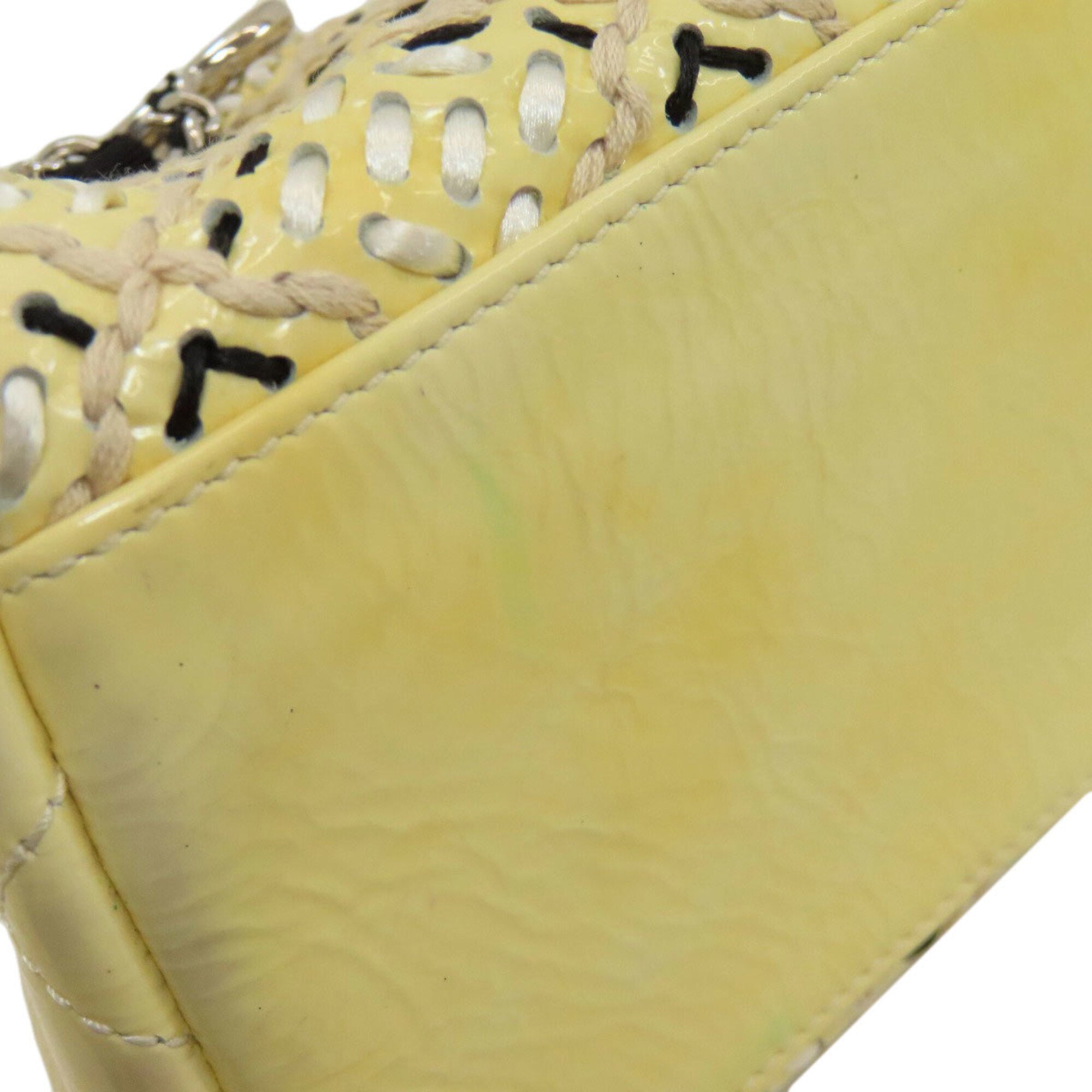 Chanel White Leather Shoulder Bag (Pre-Owned)