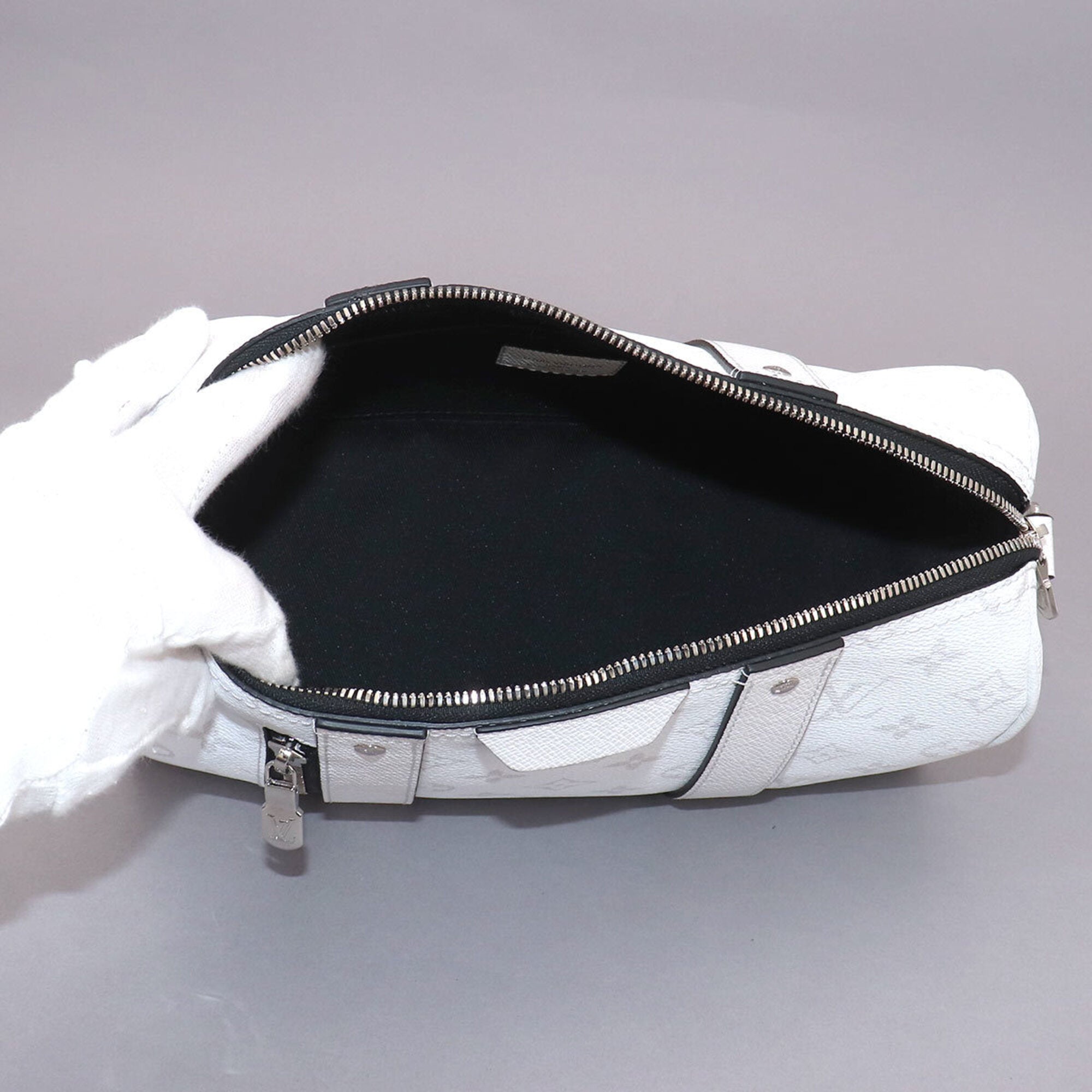 Louis Vuitton White Monogram Canvas Taiga Leather Leather Shoulder Bag (Pre-Owned)