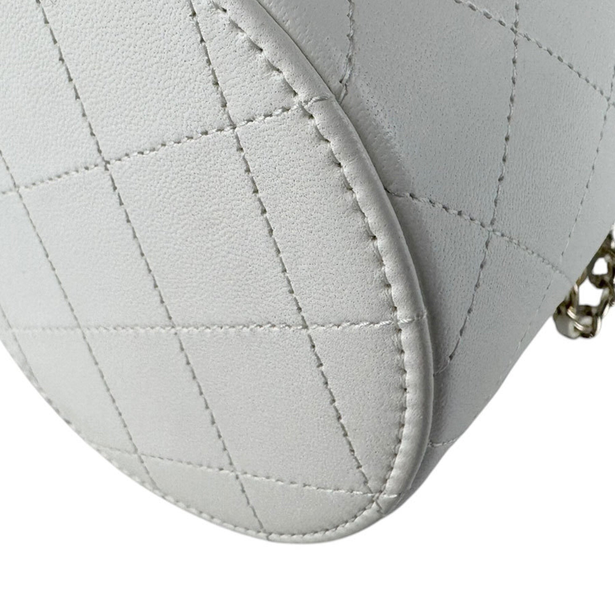 Chanel Black White Leather Shoulder Bag (Pre-Owned)