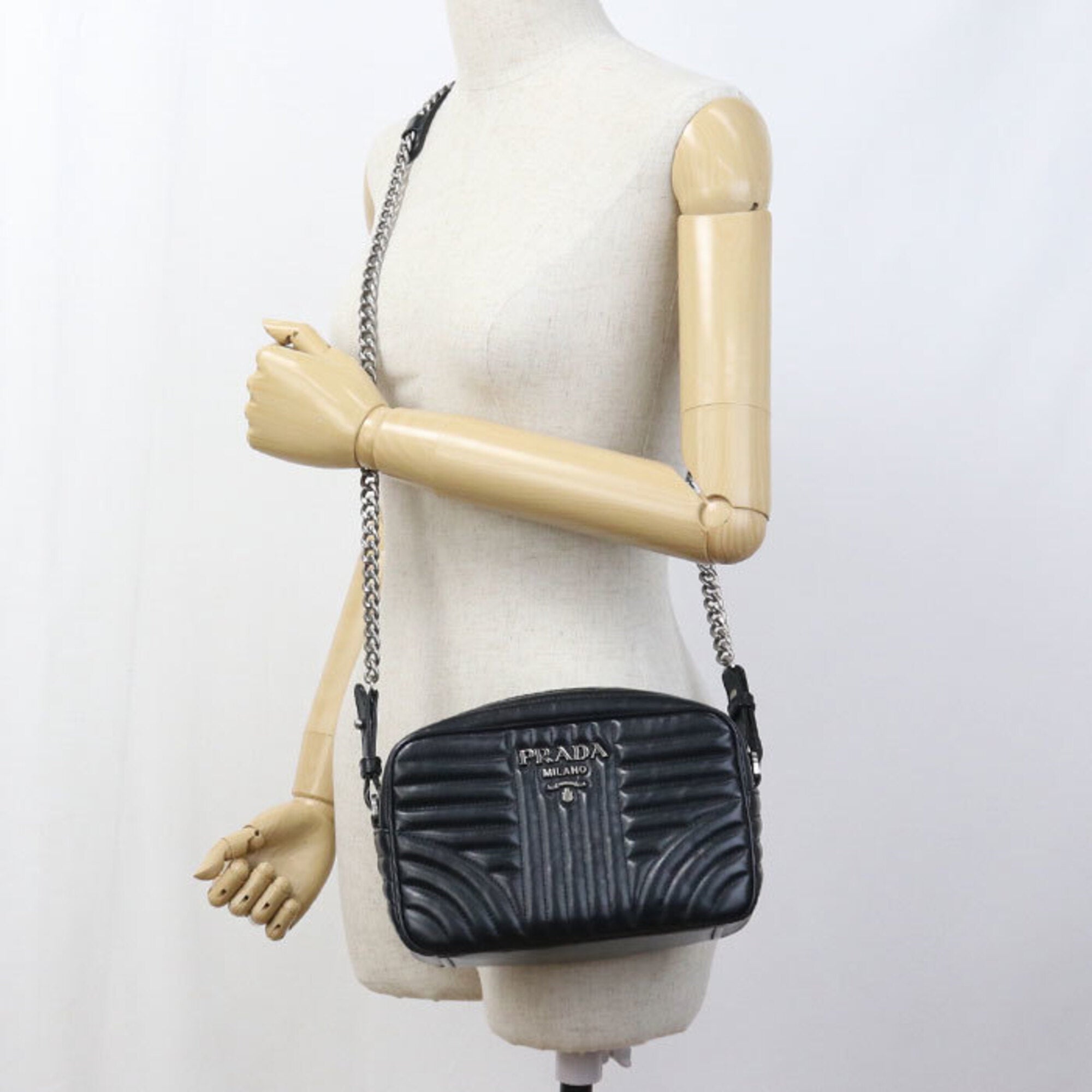 Prada Black Leather Shoulder Bag (Pre-Owned)