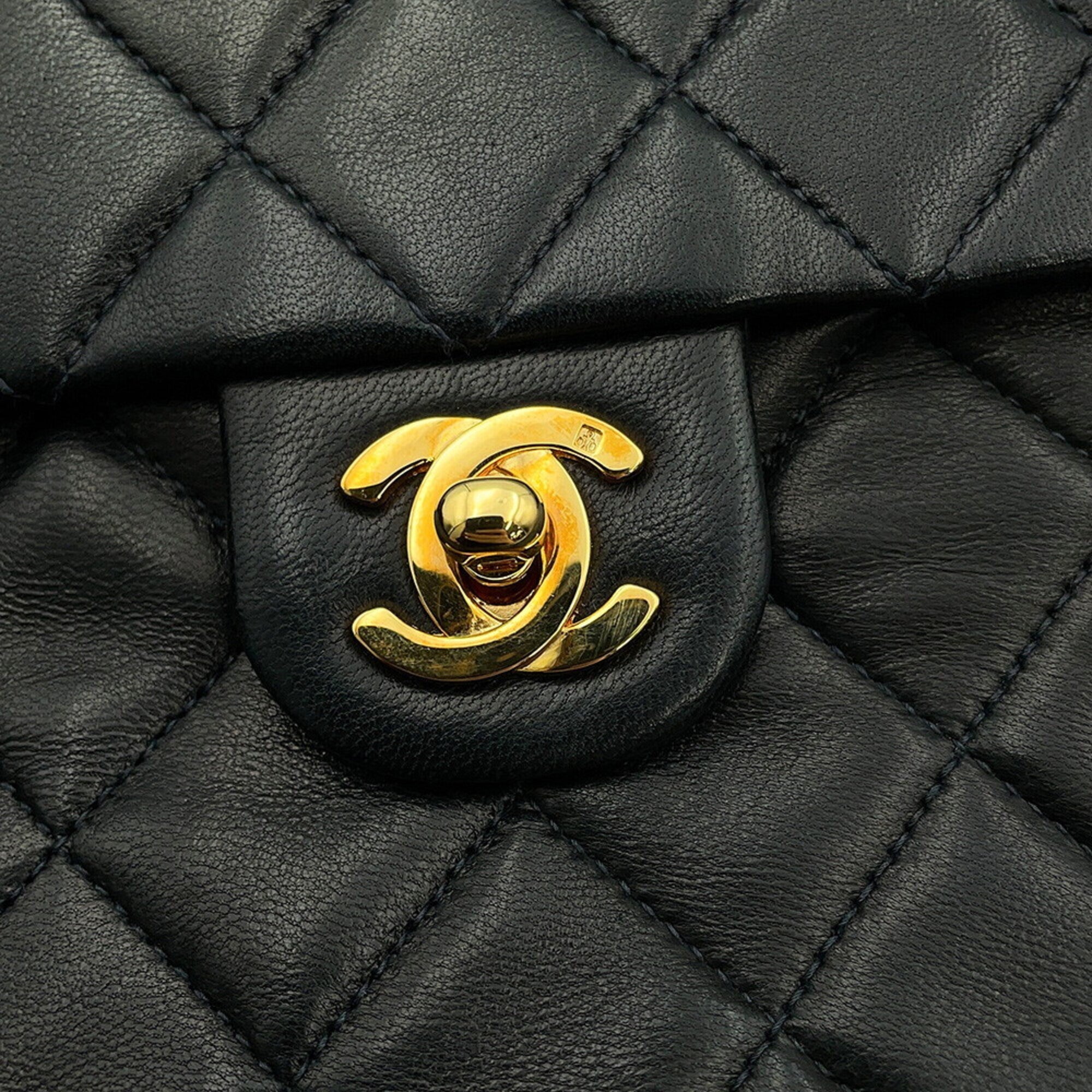 Chanel Black Leather Shoulder Bag (Pre-Owned)