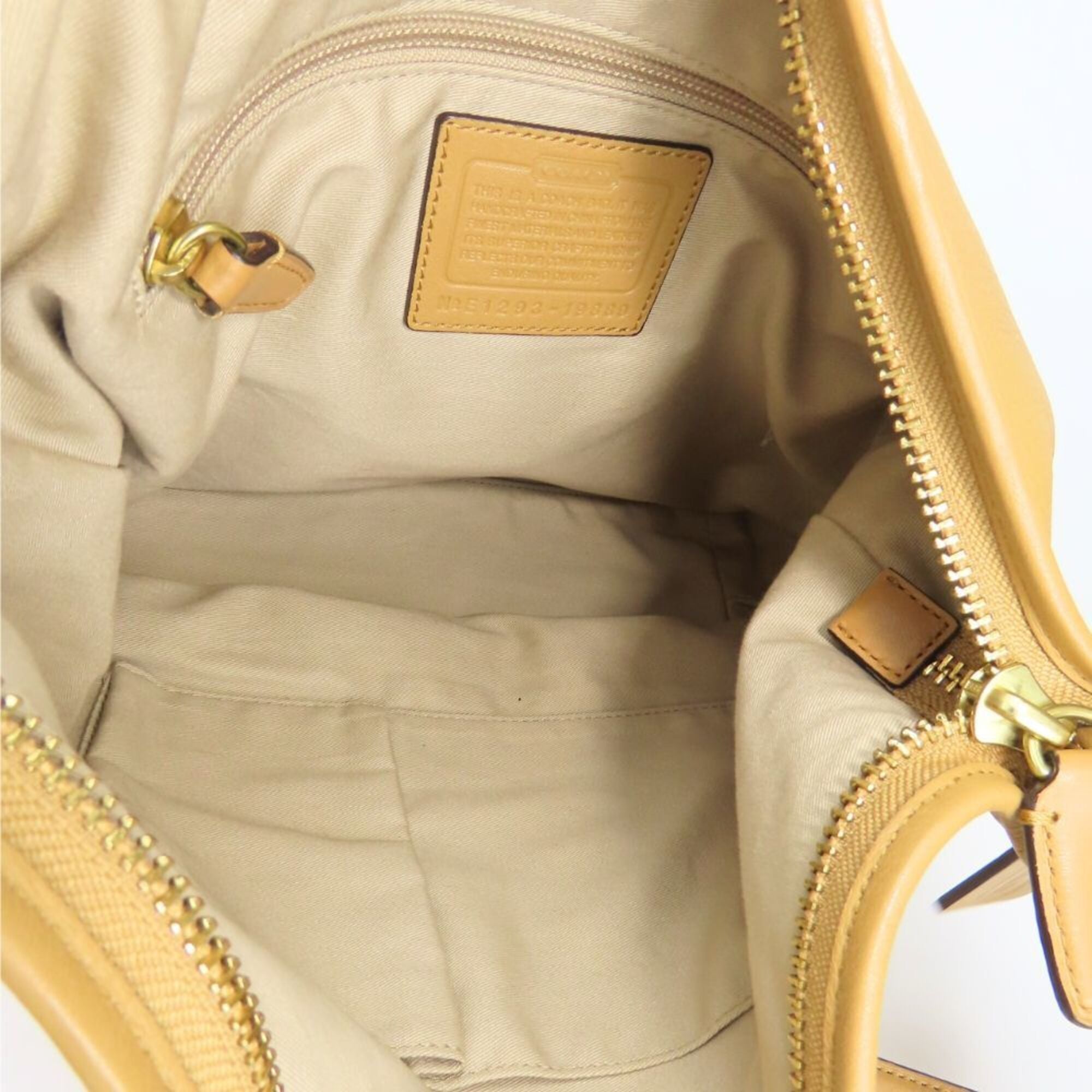 Coach Beige Leather Shoulder Bag (Pre-Owned)