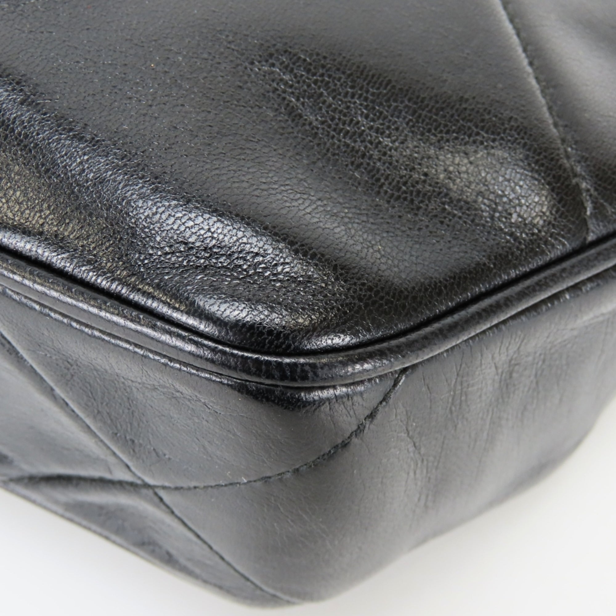 Chanel Black Leather Shoulder Bag (Pre-Owned)