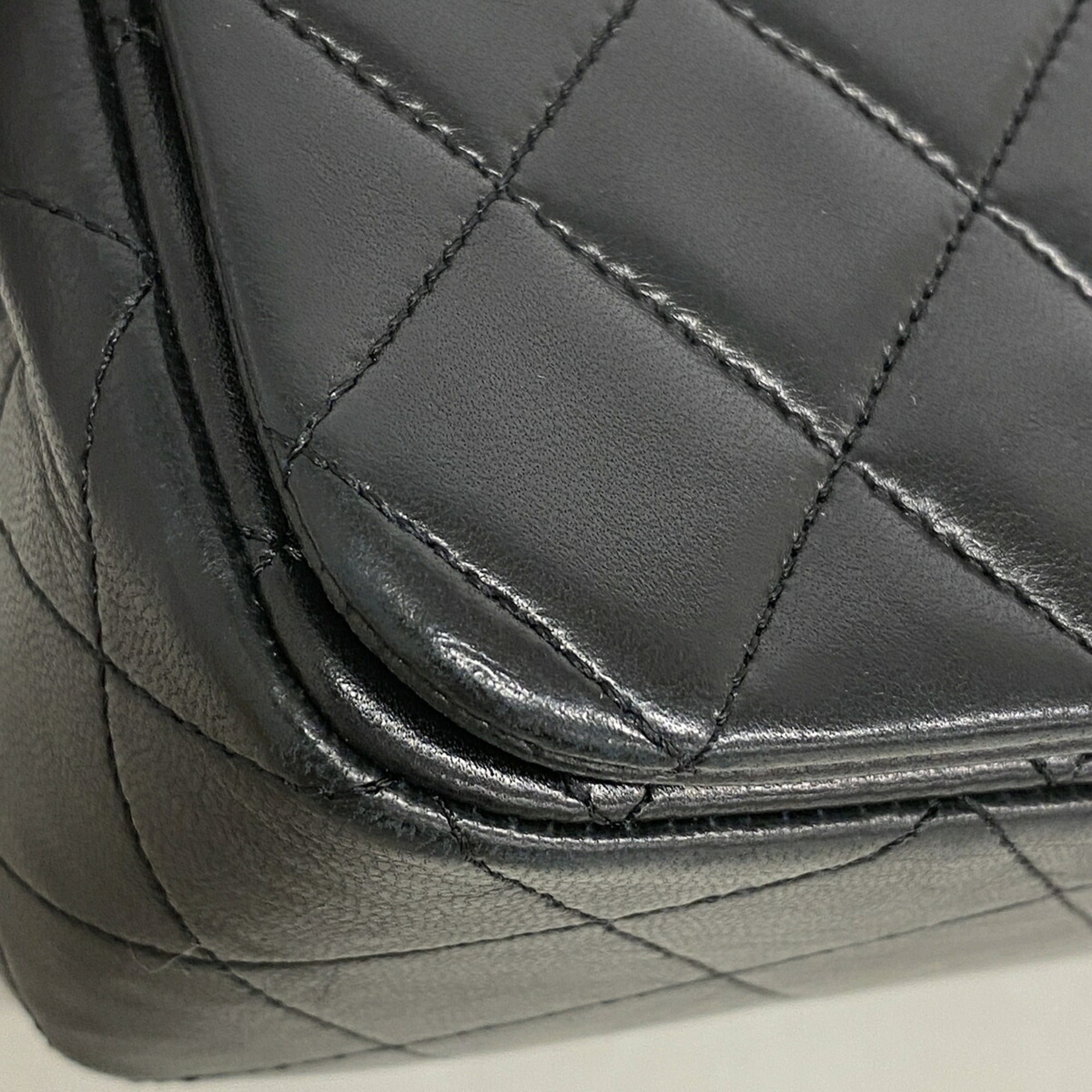 Chanel Black Leather Shoulder Bag (Pre-Owned)