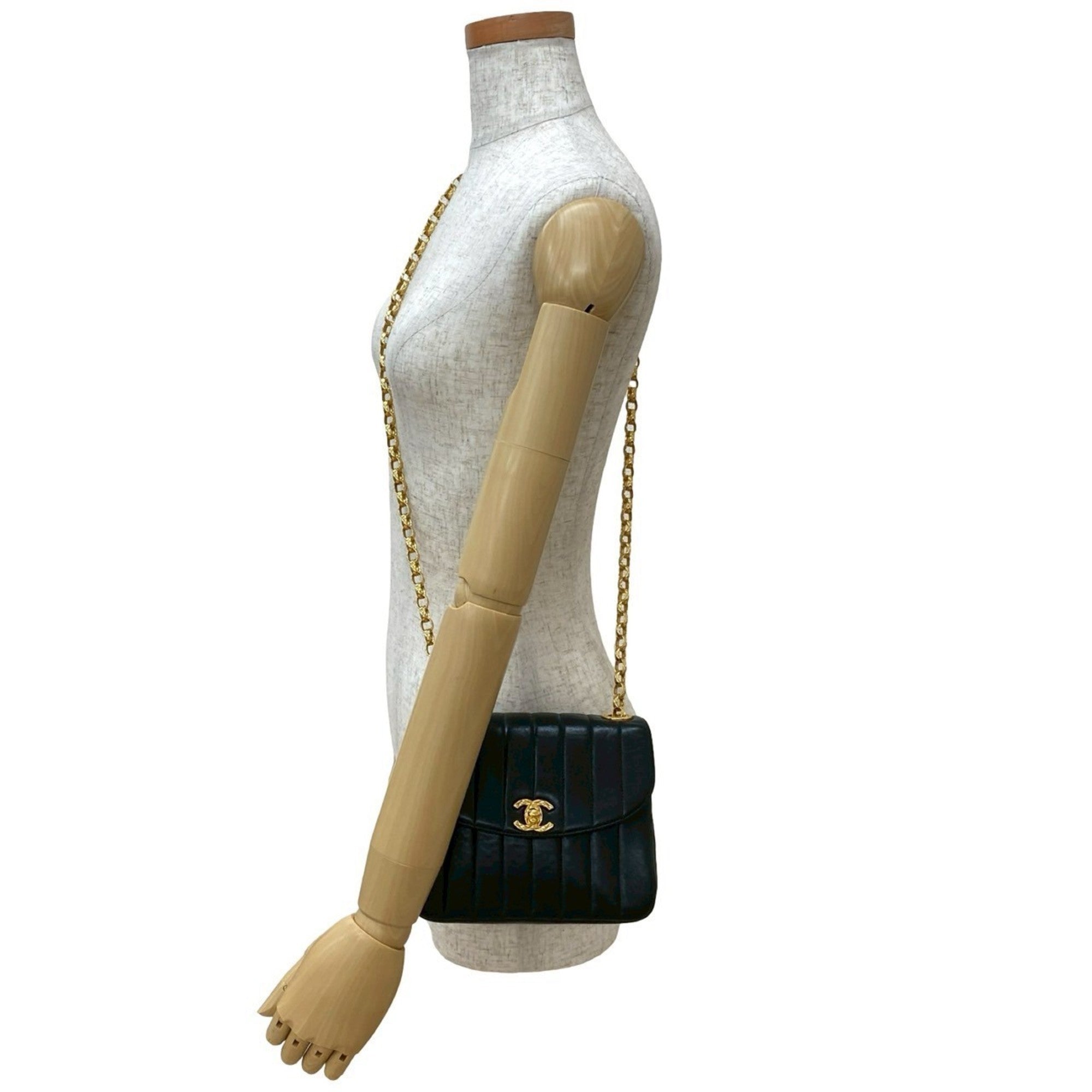 Chanel Black Leather Shoulder Bag (Pre-Owned)