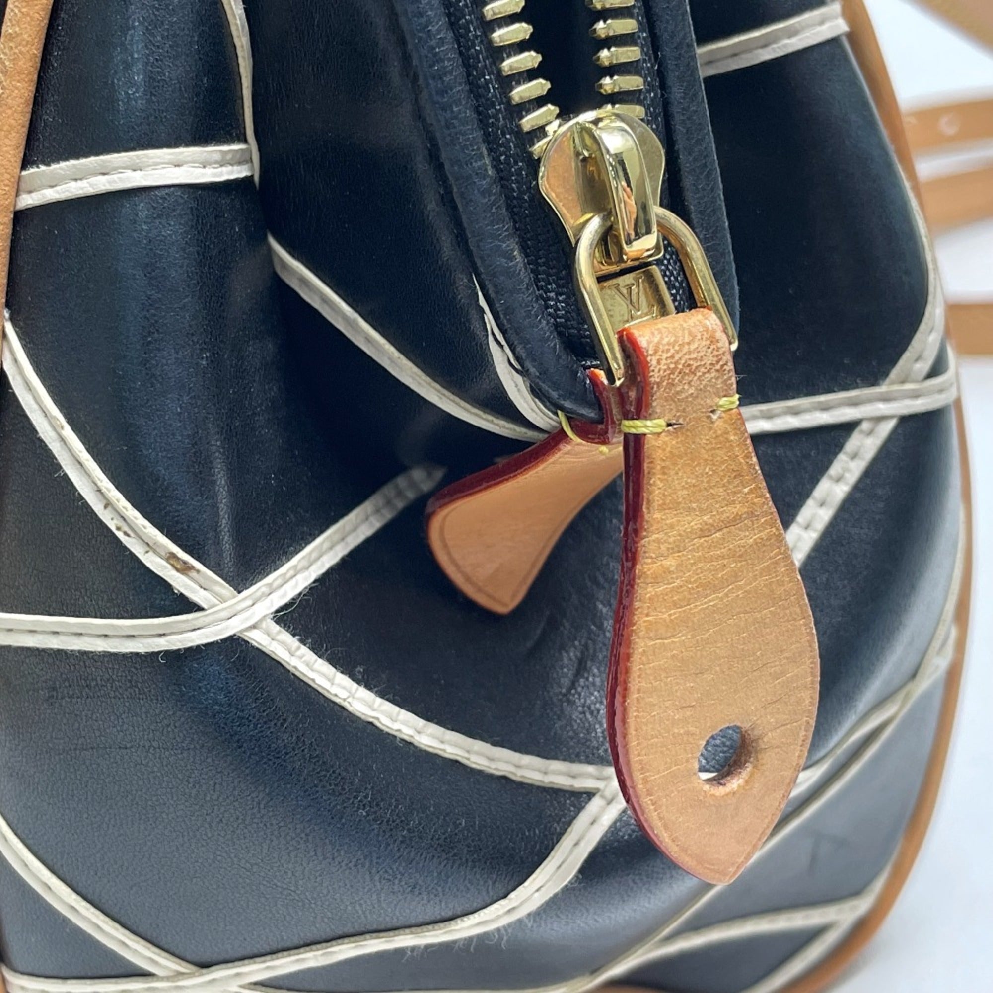 Louis Vuitton Black Leather Handbag (Pre-Owned)