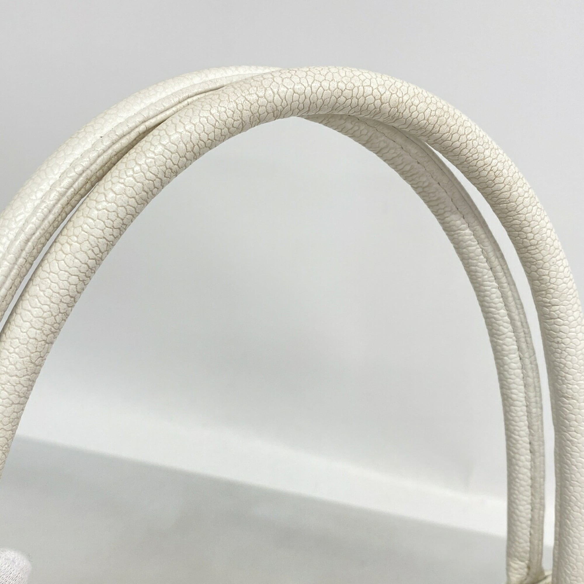Chanel White Grained Calfskin Tote Bag (Pre-Owned)