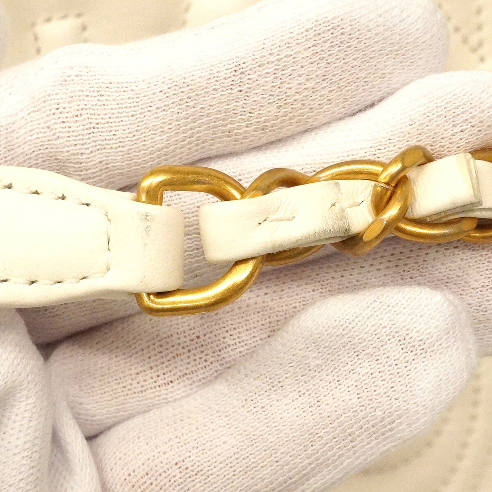 Chanel White Leather Tote Bag (Pre-Owned)